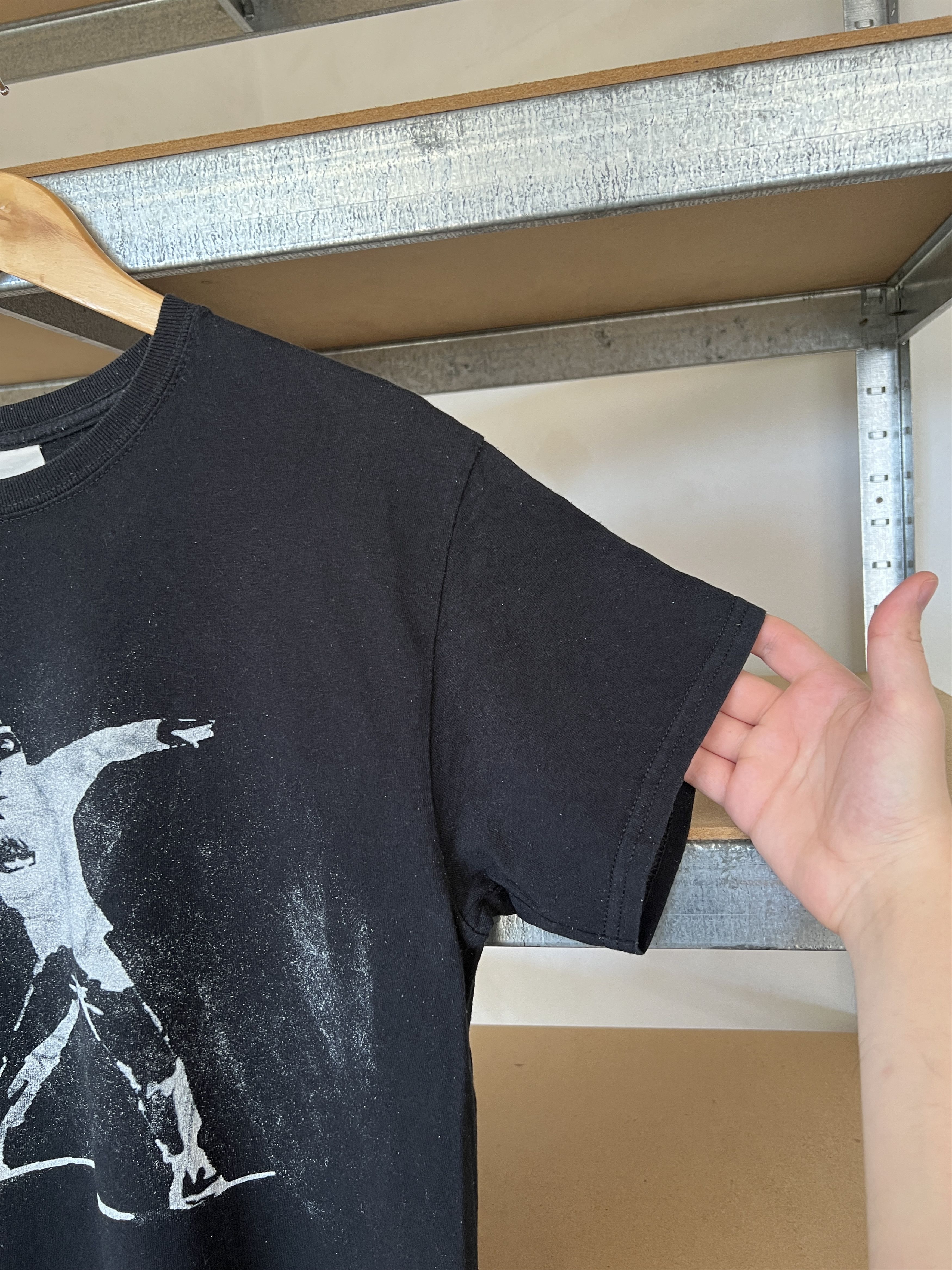 Vintage Vintage 2000s Banksy Flower Thrower Art Graphic T-shirt Size US M / EU 48-50 / 2 - 5 Thumbnail