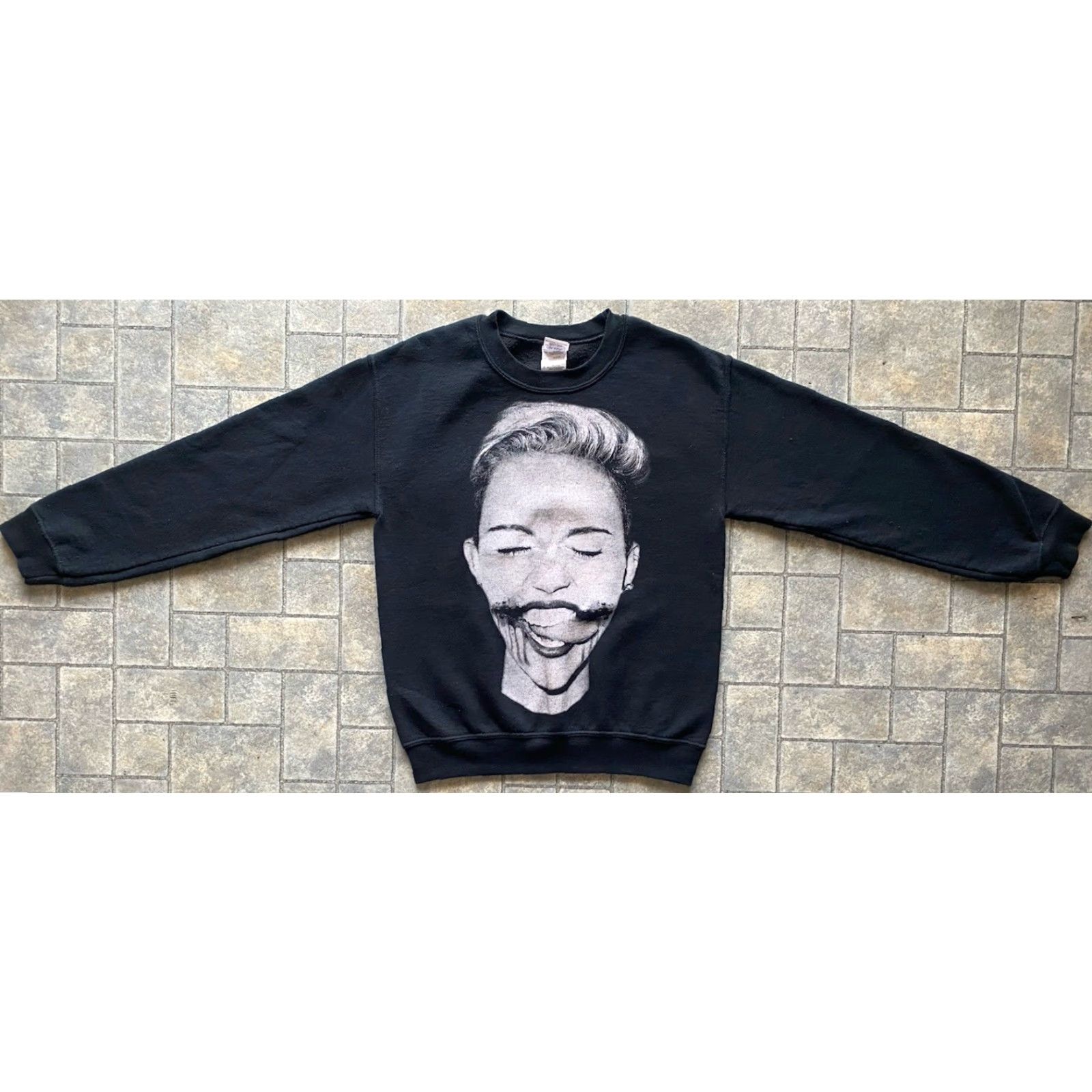 Gildan VINTAGE Chelsea Grin MENS SMALL Gildan Sweatshirt Double Sided Miley Cyrus Crew Neck Black & White B&W Face Tongue Men’s S Pullover Graphic Print Size US S / EU 44-46 / 1 - 2 Thumbnail