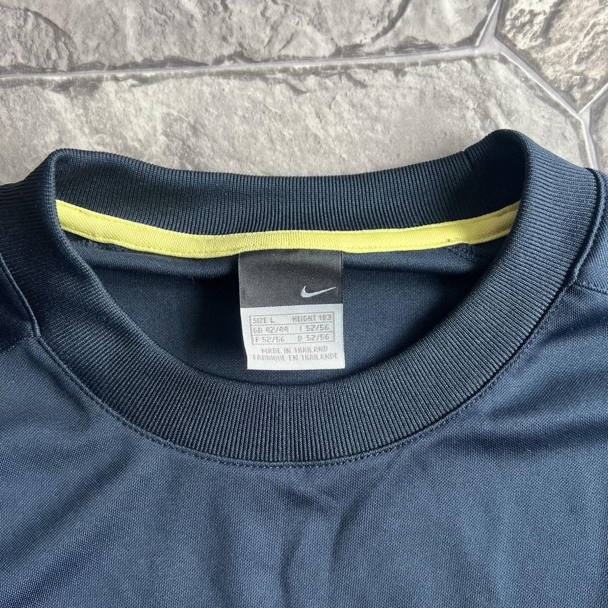 Nike Vintage 90s Nike Team Central Logo Swoosh T-Shirt y2k Size US L / EU 52-54 / 3 - 5 Thumbnail