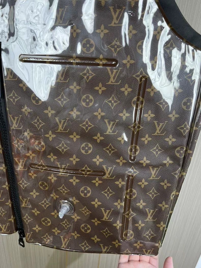 Louis Vuitton Louis Vuitton Inflatable Vest with Monogram-2506 Size US M / EU 48-50 / 2 - 4 Thumbnail
