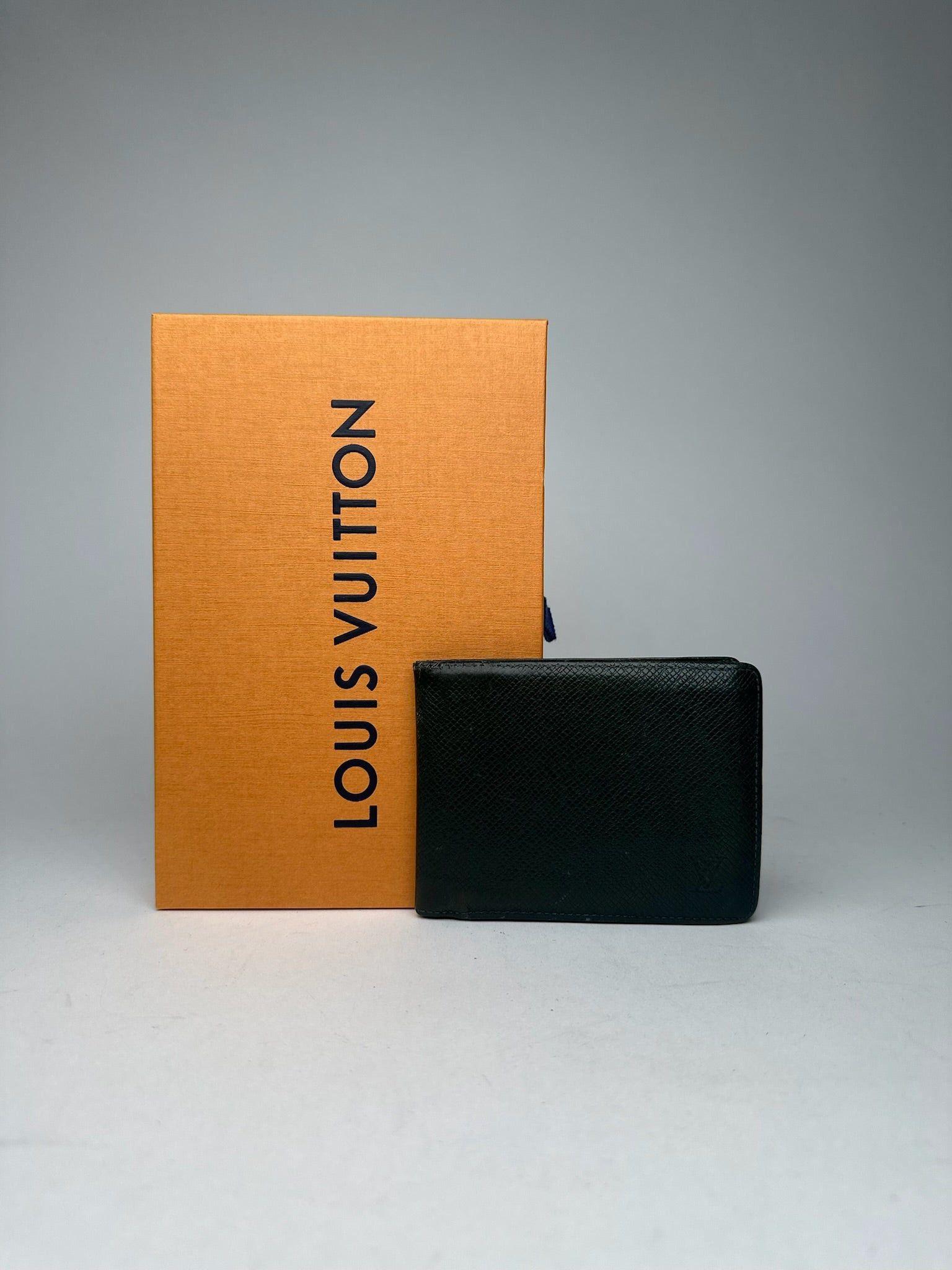 Louis Vuitton Vintage Taiga Leather Card holder green Size ONE SIZE - 1 Thumbnail