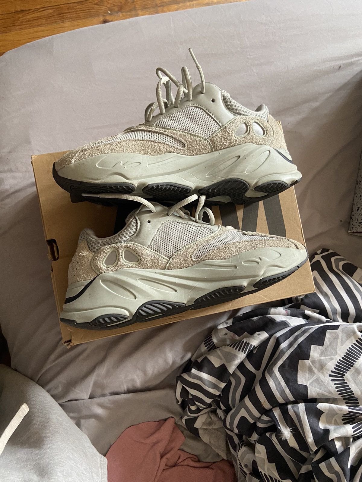 Adidas × Yeezy Yeezy Boost 700 salts Size US 8.5 / EU 41-42 - 2 Thumbnail