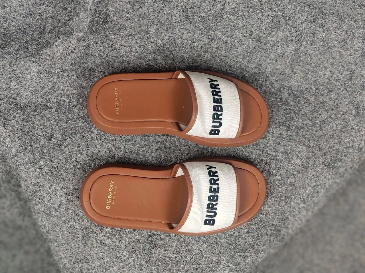 Burberry Burberry Buckingham Brown Logo Slides in Canvas & Leather Size US 9 / IT 39 - 9 Thumbnail