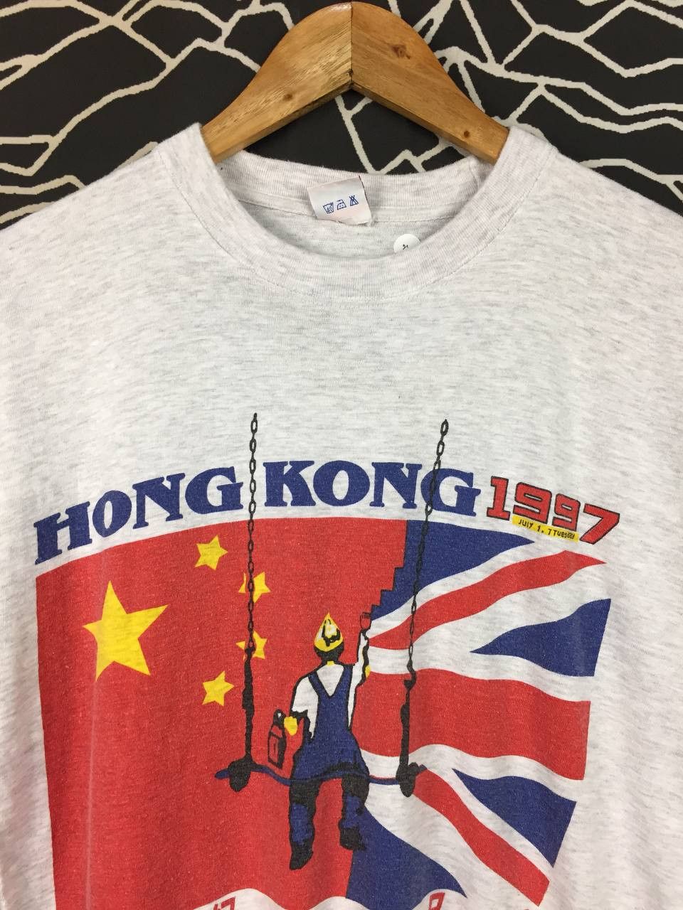 Vintage Vtg 1997 Hong Kong Handover A Day To Remember Tee Size US L / EU 52-54 / 3 - 3 Thumbnail