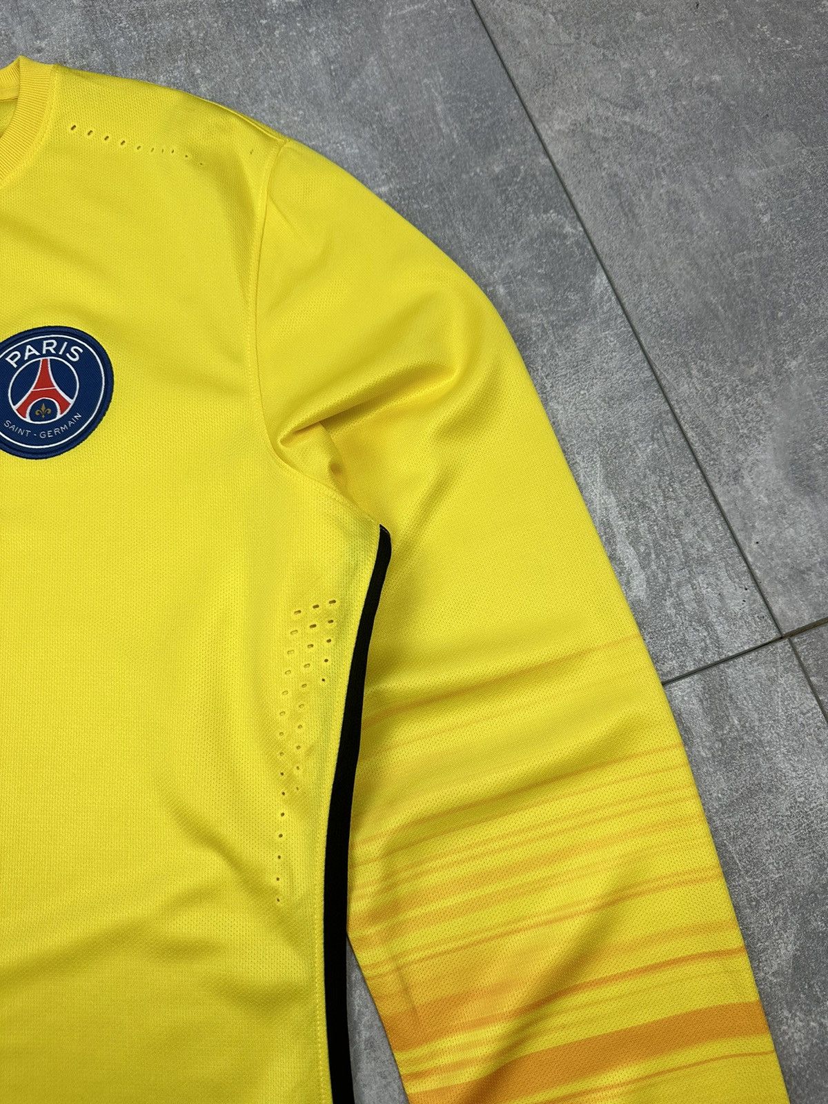 Vintage Nike Psg Paris Saint-Germain Player Issue Away Long Sleeve Size US L / EU 52-54 / 3 - 6 Thumbnail