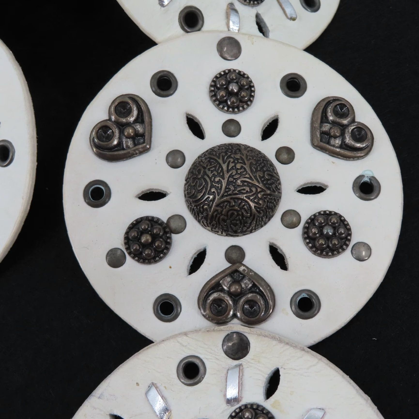 Vintage VINTAGE Womens One Size White Leather Silver Tone Metal Studded Medallion Belt Boho Size ONE SIZE - 7 Thumbnail