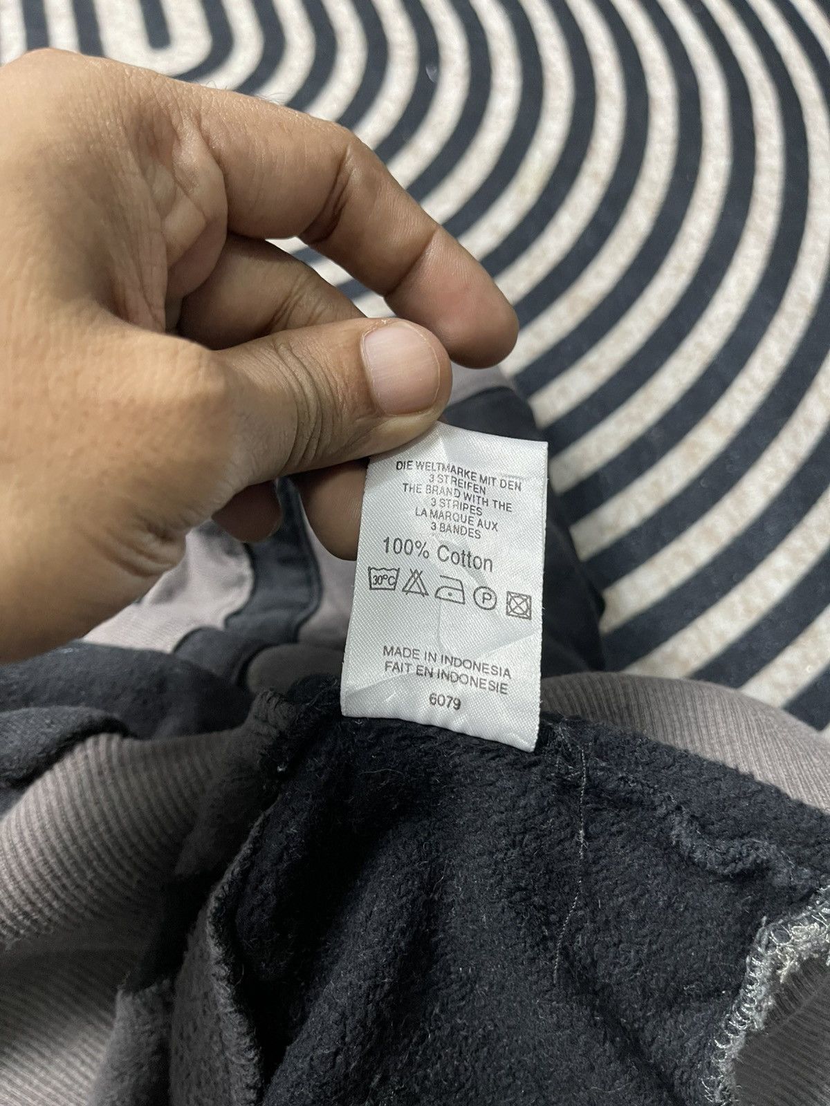 Adidas 90s ADIDAS THREE STRIPES RETRO LOGO SUN FADED BOXY STYLE Size US M / EU 48-50 / 2 - 12 Thumbnail