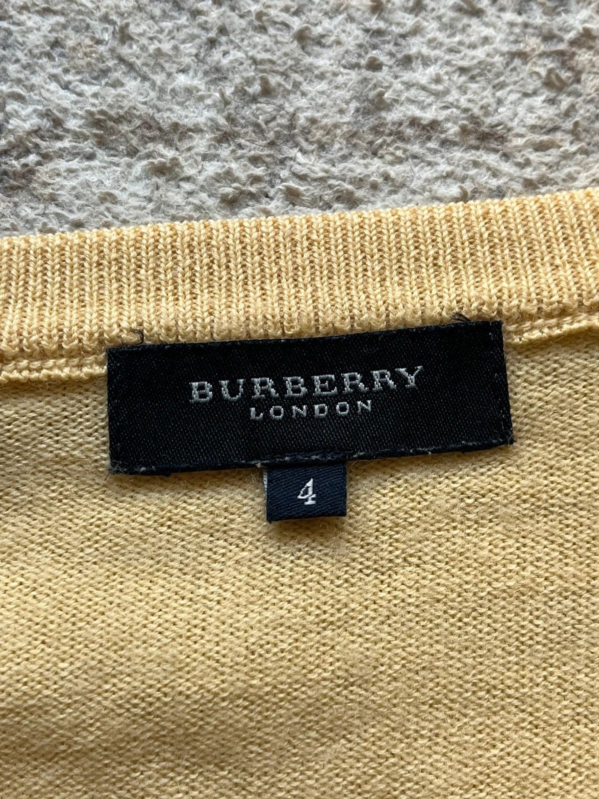Burberry Burberry London Size 4 / S V Neck Sweater Size US S / EU 44-46 / 1 - 9 Thumbnail