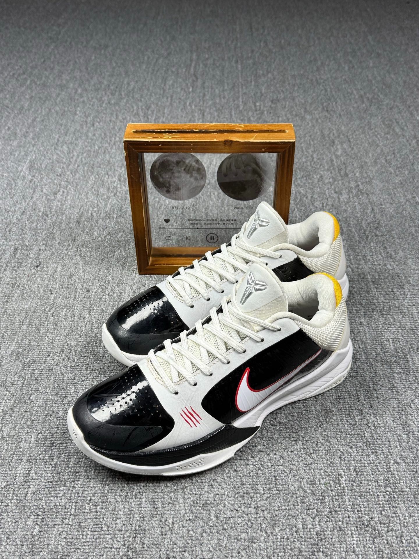 Nike Nike KOBE5 White Lowtop Sneakers 8 Men Size US 8 / EU 41 - 1 Thumbnail