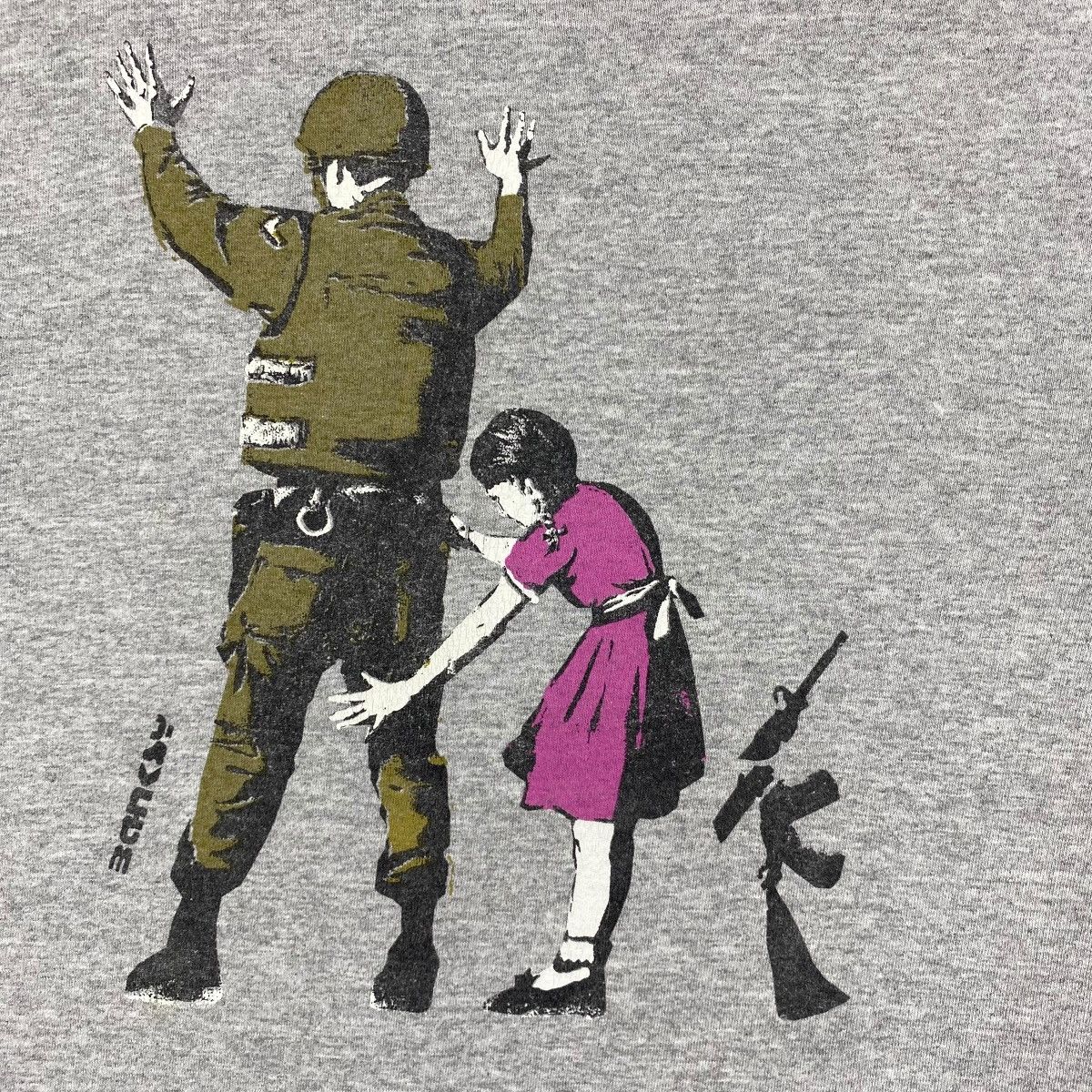 Vintage Vintage 00s BANKSY A Girl Frisking A Soldier Street Art Tee Size US S / EU 44-46 / 1 - 2 Thumbnail