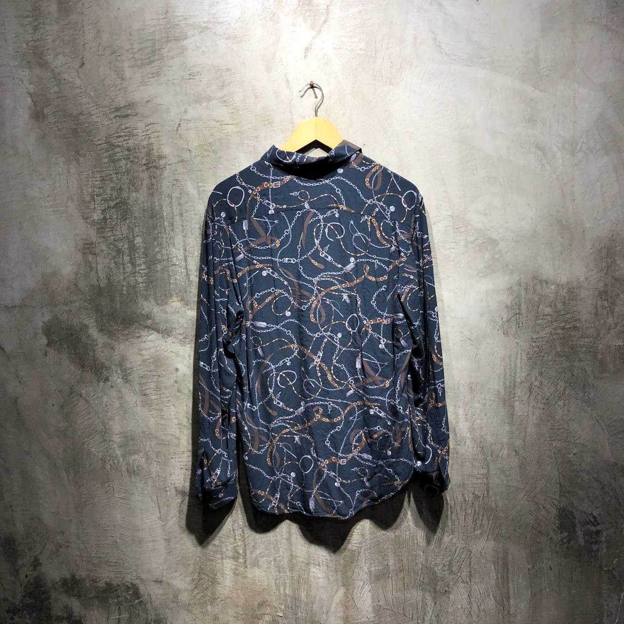 Louis Vuitton Louis Vuitton Chain Silk Button Down L/S Size US L / EU 52-54 / 3 - 8 Thumbnail