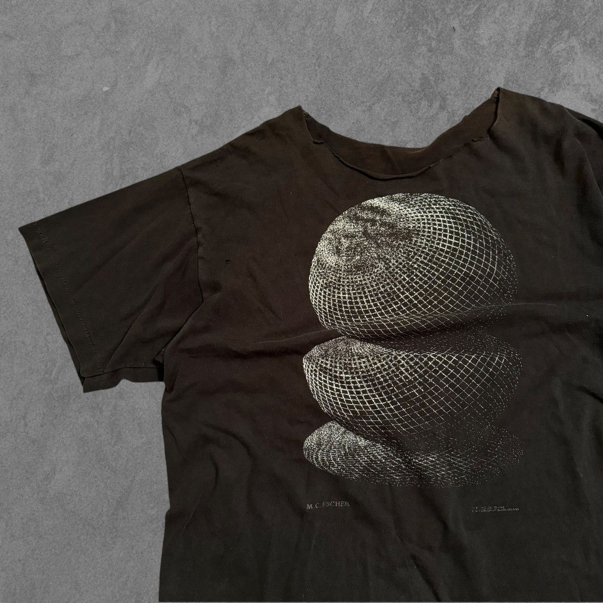 Vintage Vintage 90s MC ESCHER Art Tee Chopped Cut L Boxy Faded Tee Size US L / EU 52-54 / 3 - 3 Thumbnail