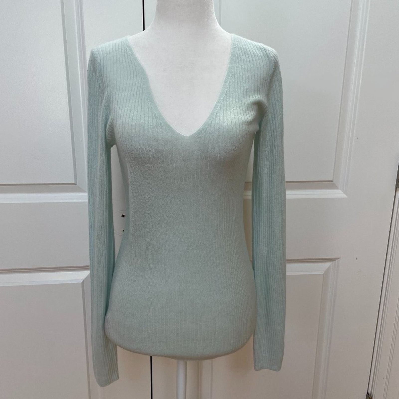 Vince V-Neck Slim Rib Cashmere Sweater from VINCE Size M / US 6-8 / IT 42-44 - 1 Thumbnail