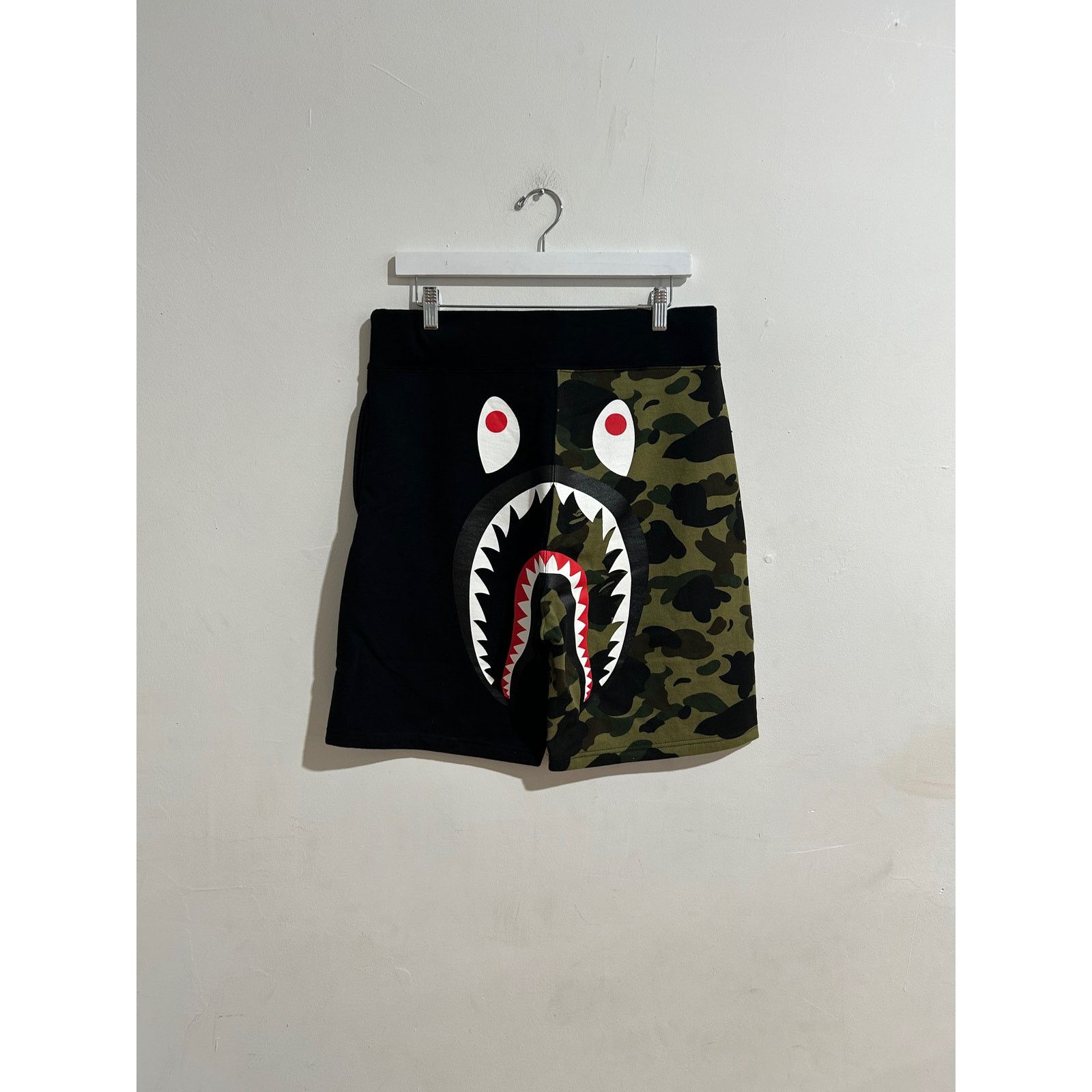 Bape BAPE BLACK SPLIT GREEN CAMO SHORTS SIZE LARGE Size US 36 / EU 52 - 1 Thumbnail