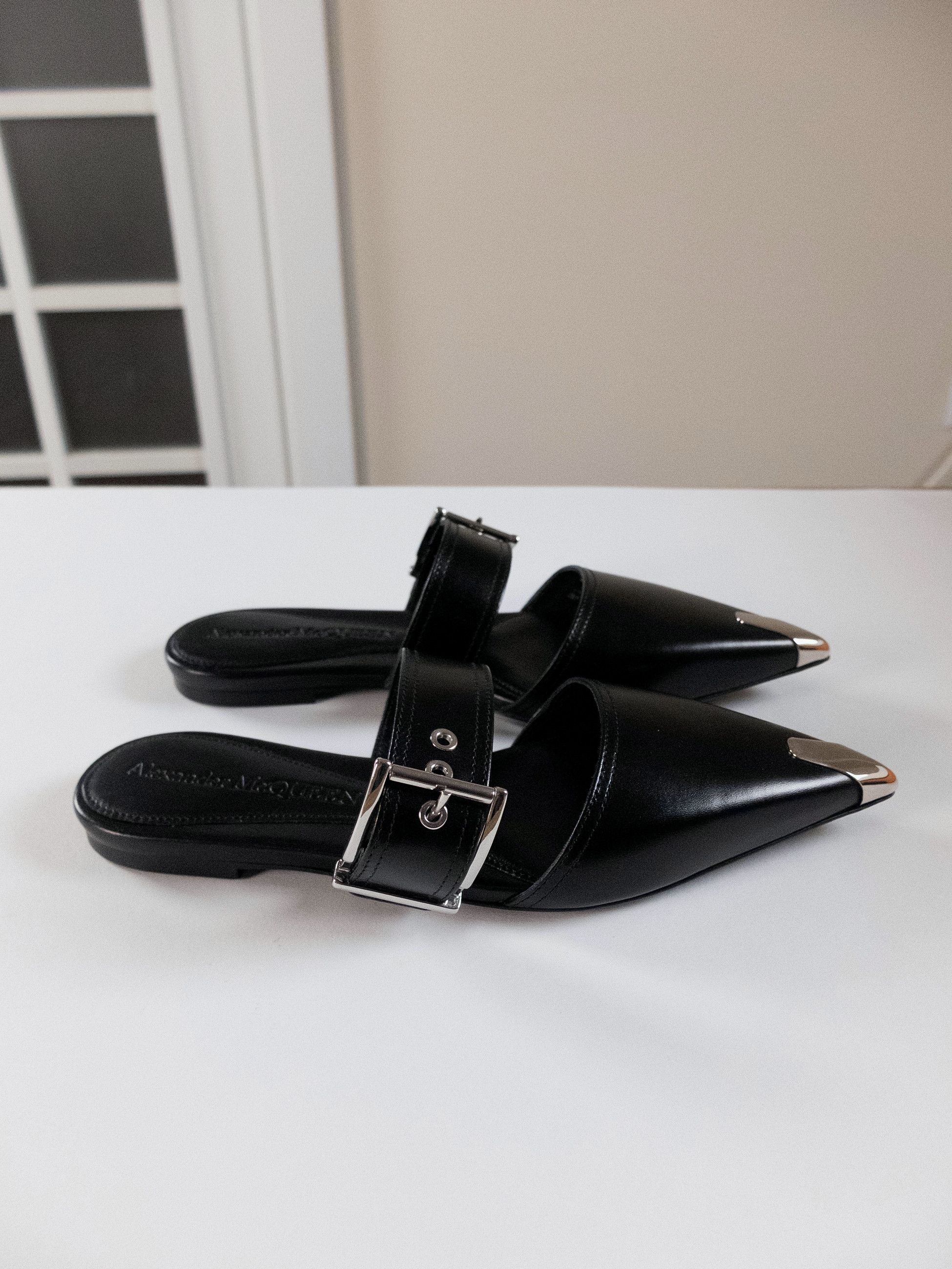 Alexander McQueen ALEXANDER MCQUEEN black leather flat mules 37 q Size US 7 / IT 37 - 5 Thumbnail