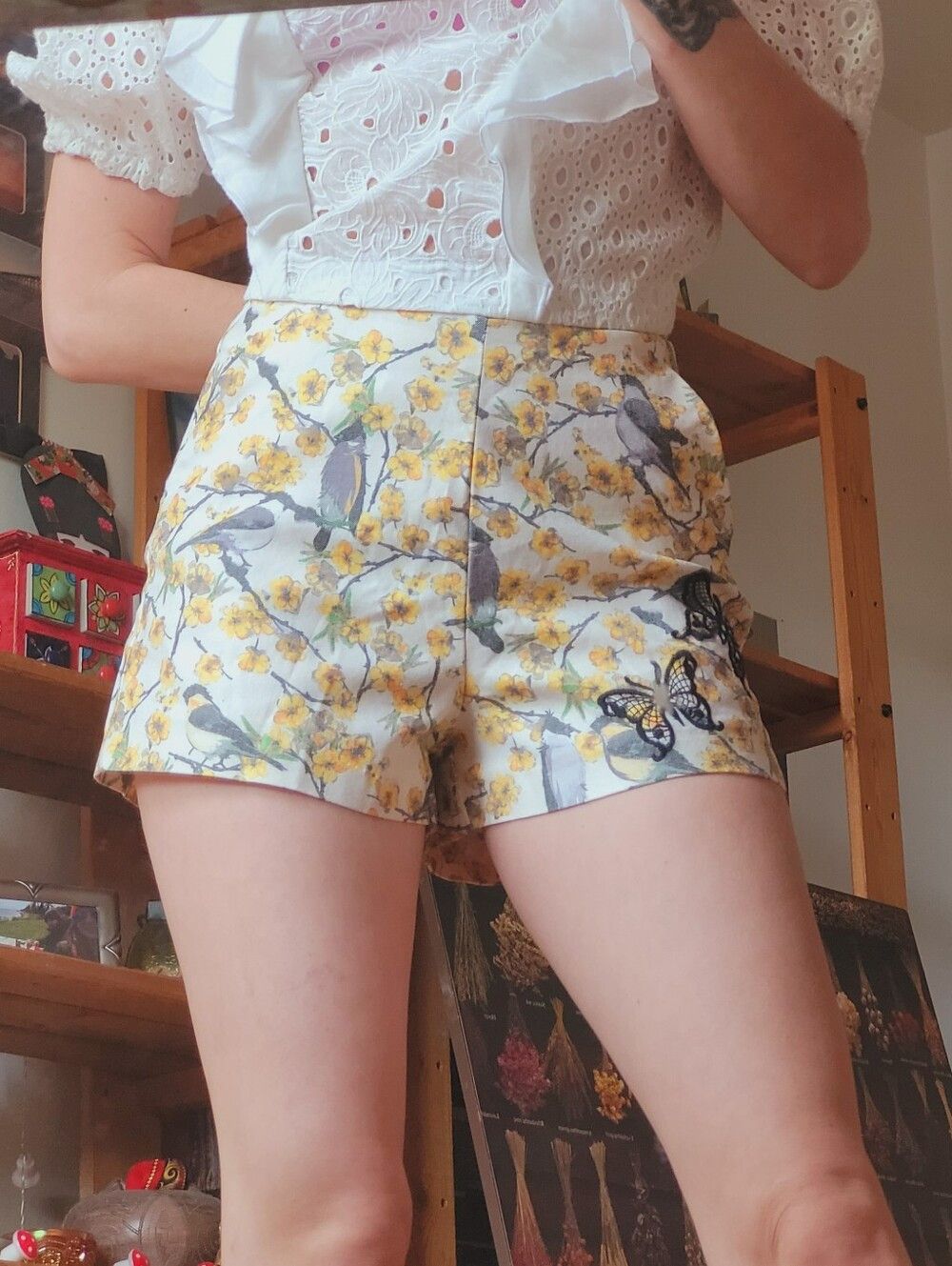 Desigual Desigual Randy Yellow Floral Butterfly & Bird Shorts - 34 Size 25" / US 0 / IT 36 - 7 Thumbnail