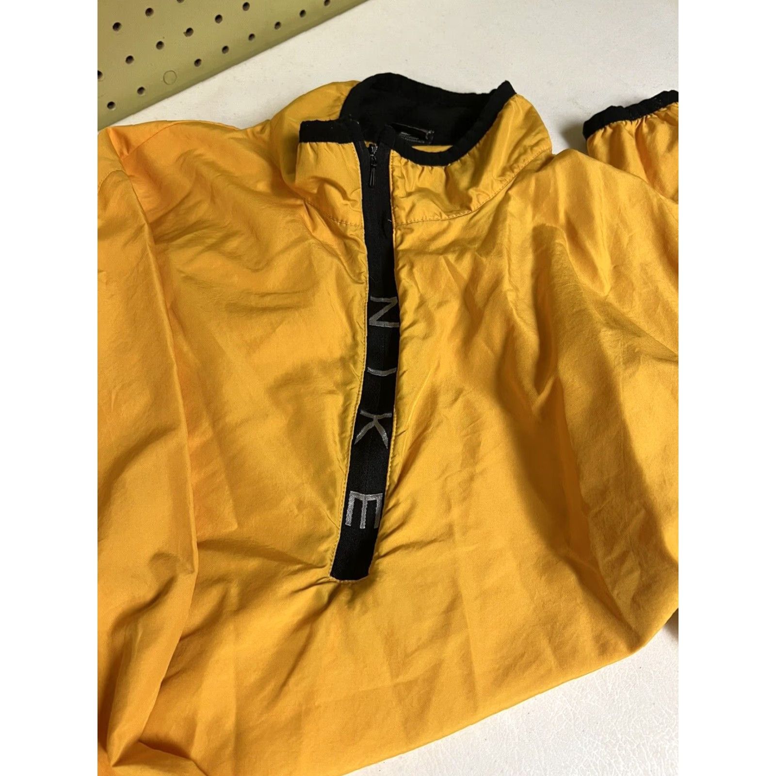 Nike VINTAGE Nike Jacket Mens Large Yellow Pullover Swoosh Windbreaker Lightweight Size US L / EU 52-54 / 3 - 5 Thumbnail