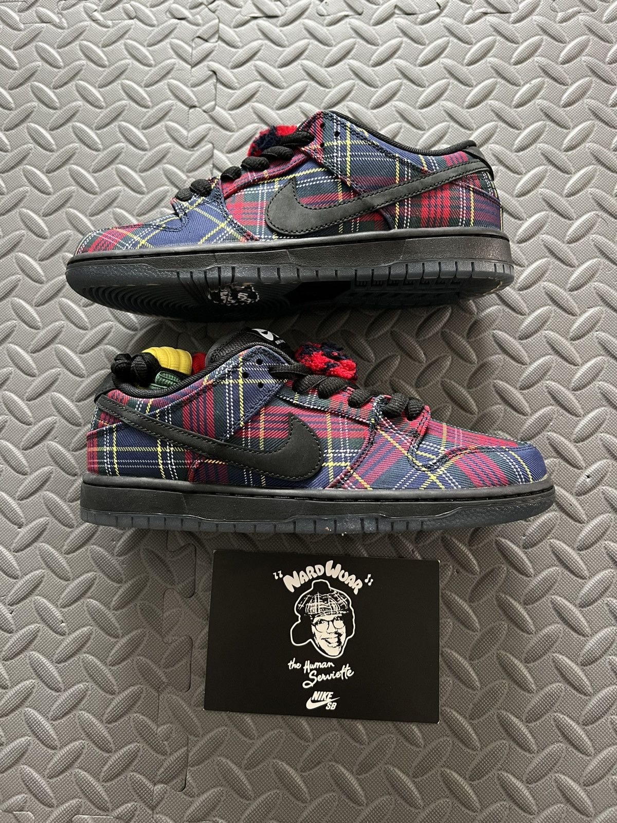 Nike SB NARDWUAR NIKE SB DUNK LOW 8.5 Size US 8.5 / EU 41-42 - 1 Thumbnail