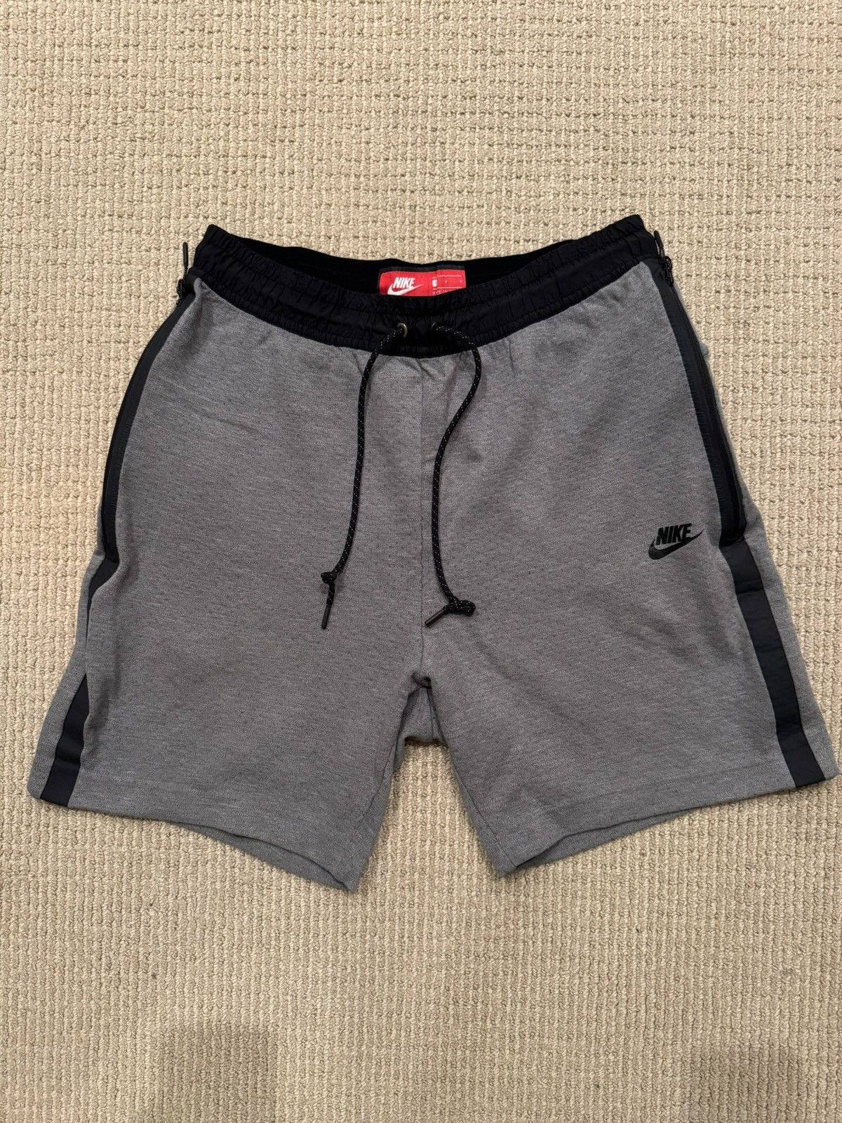 Nike Nike Shorts with Zipper Pockets Size US 32 / EU 48 - 1 Thumbnail