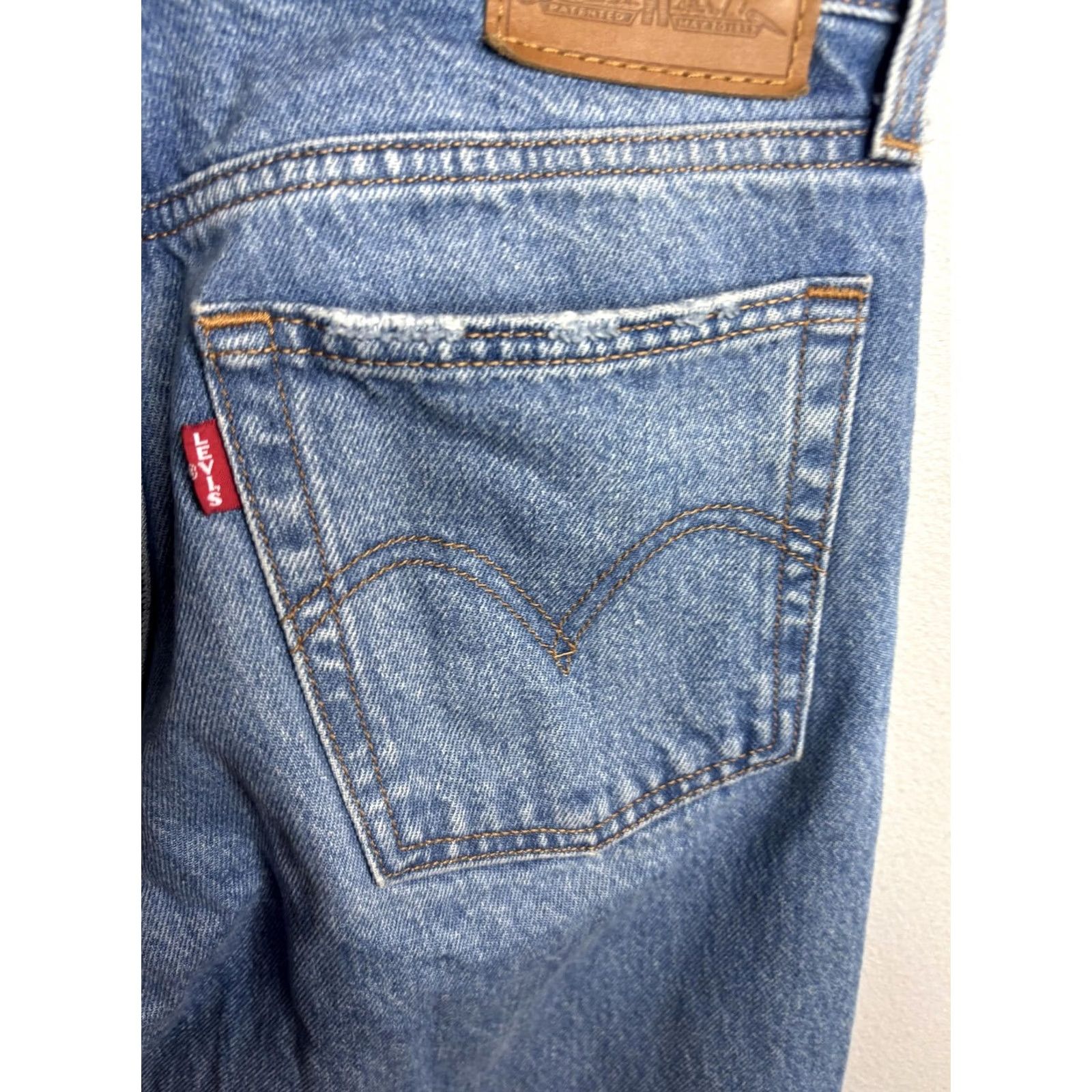 Levi's Levi's Wedgie Straight Jeans Womens 25 Blue Light Wash High Rise Cropped Raw Hem Denim Slim Straight Size 42" / US 20 - 6 Thumbnail