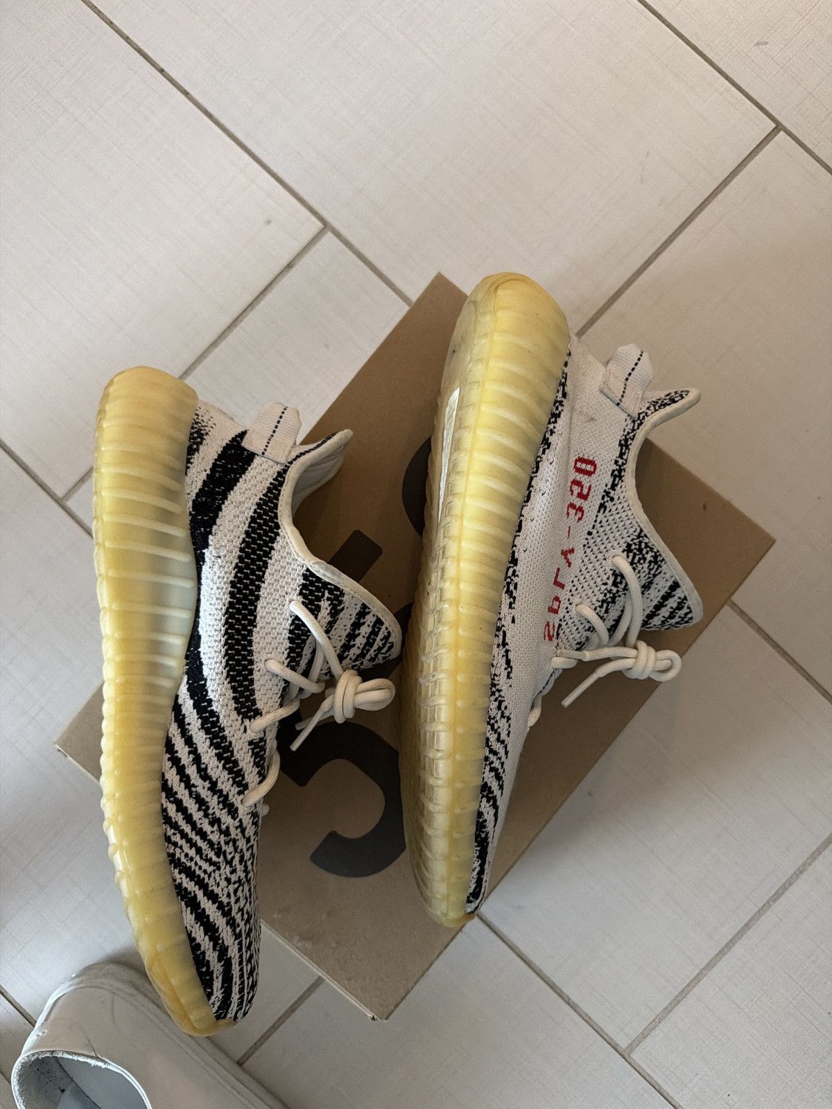 Yeezy Yeezy zebra 350 Size US 13 / EU 46 - 3 Thumbnail