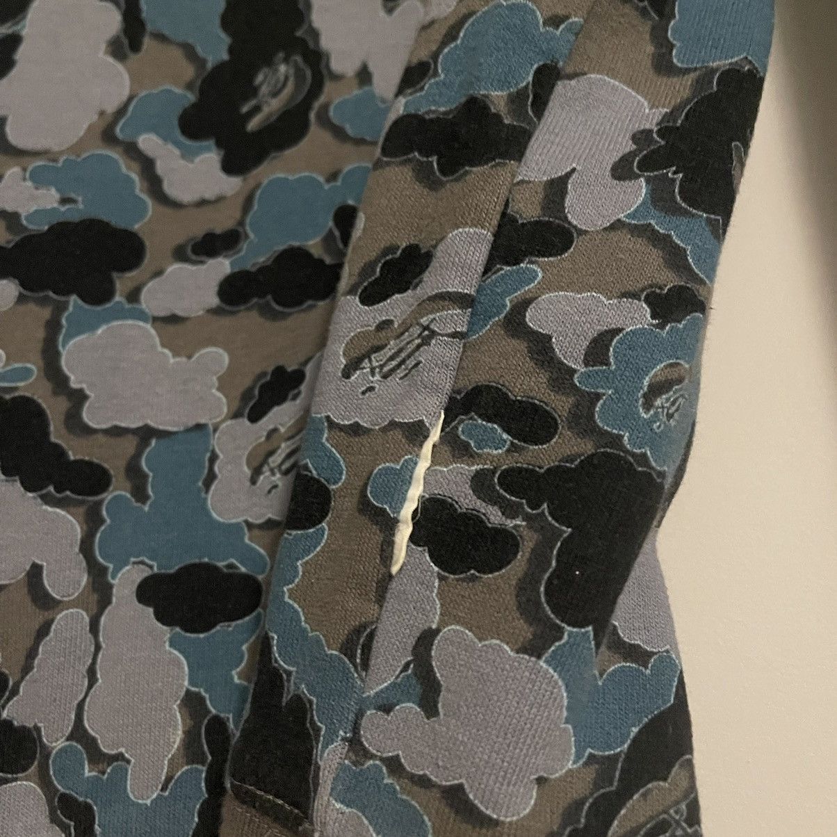 Bape × Kaws Bape x Kaws Cloud Camo Chomper Reversible Crewneck Size XS / US 0-2 / IT 36-38 - 9 Thumbnail