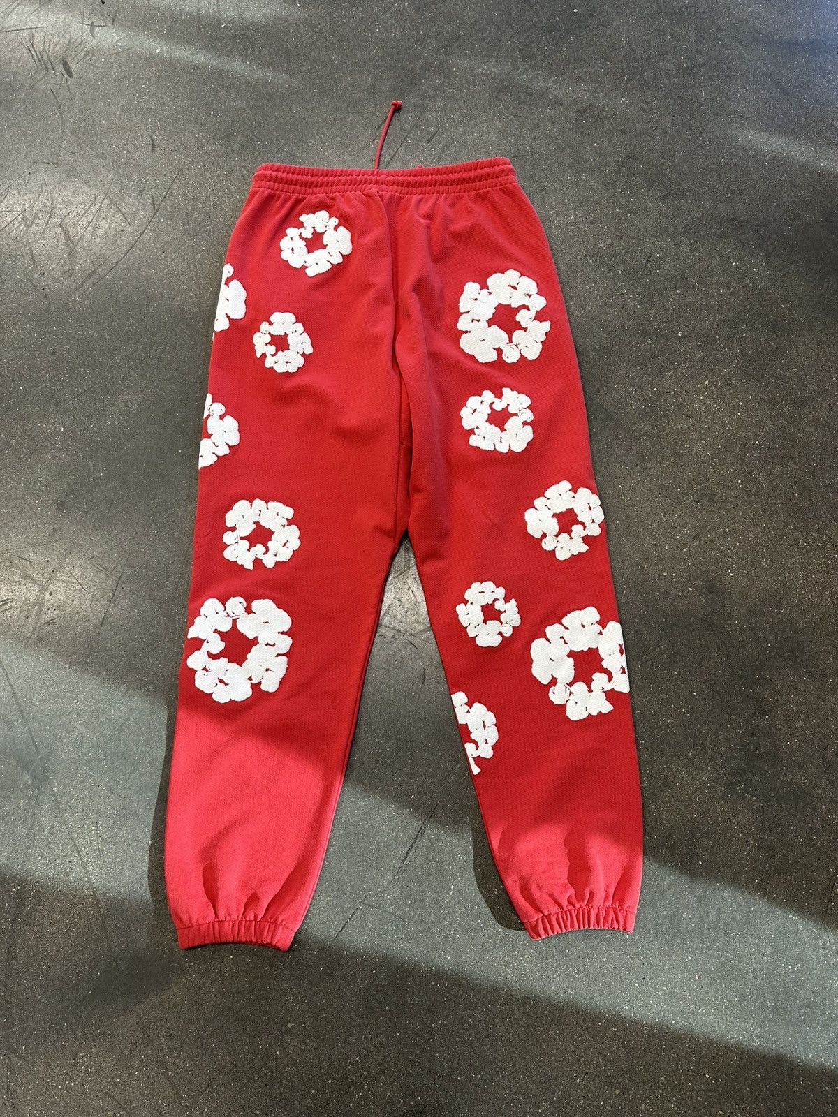 DENIM TEARS Denim Tears Wreath Sweatpants Red Size US 34 / EU 50 - 2 Thumbnail