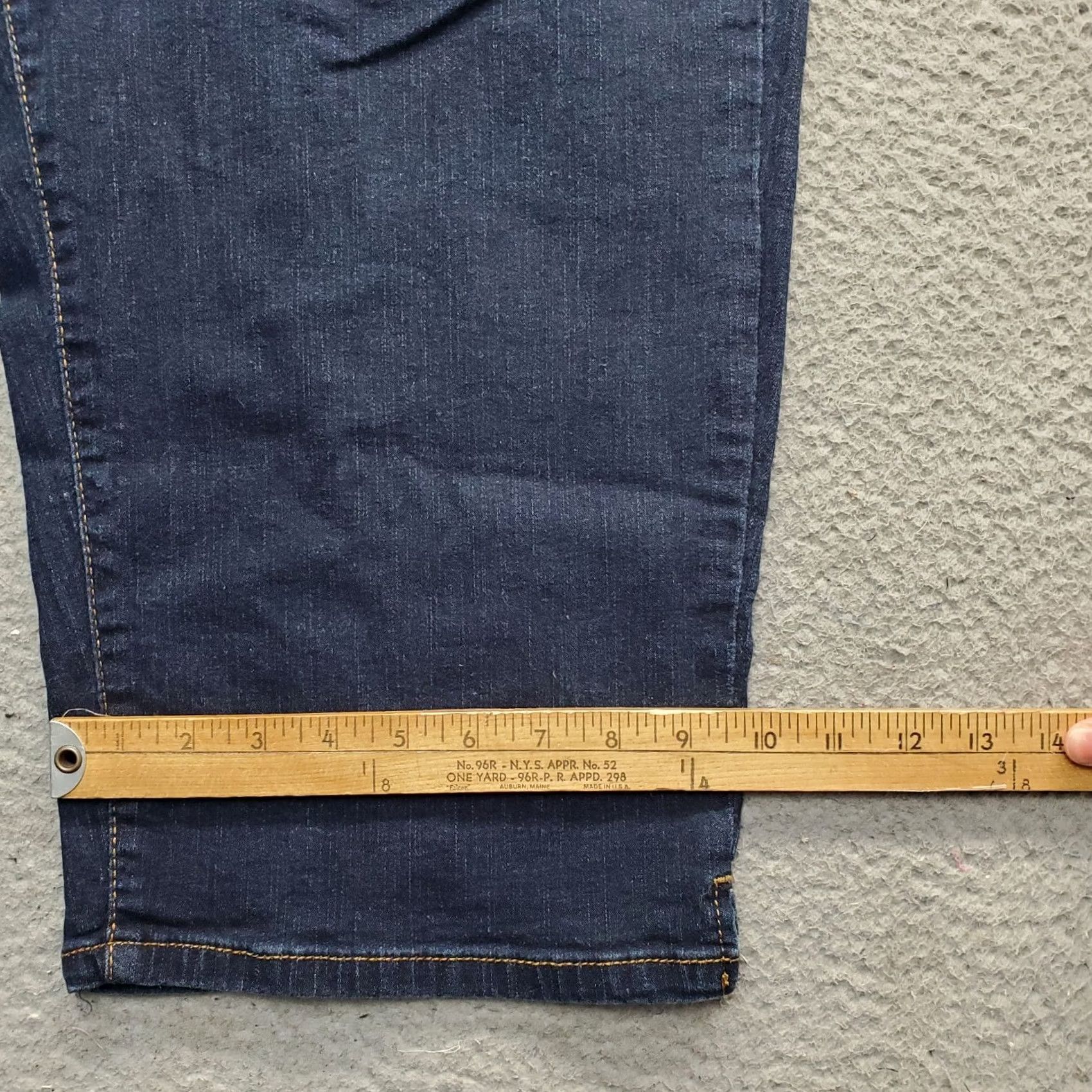 Levi's Levi's Cowboy Bermuda Shorts Womens 18 Blue Denim Slim Fit Ankle Slit Red Tab Slimming Pockets Casual Bermuda Shorts Womens Size 18 Blue Denim Size 40" / US 18 - 5 Thumbnail