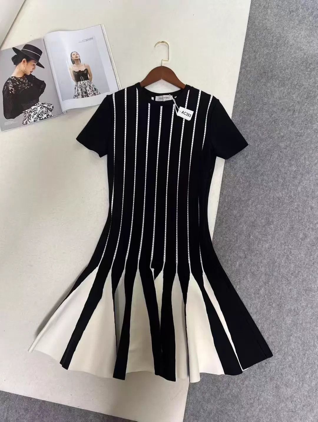 Valentino Valentino Classic Pleated Midi Dress Size M AC393 Size M / US 6-8 / IT 42-44 - 1 Thumbnail