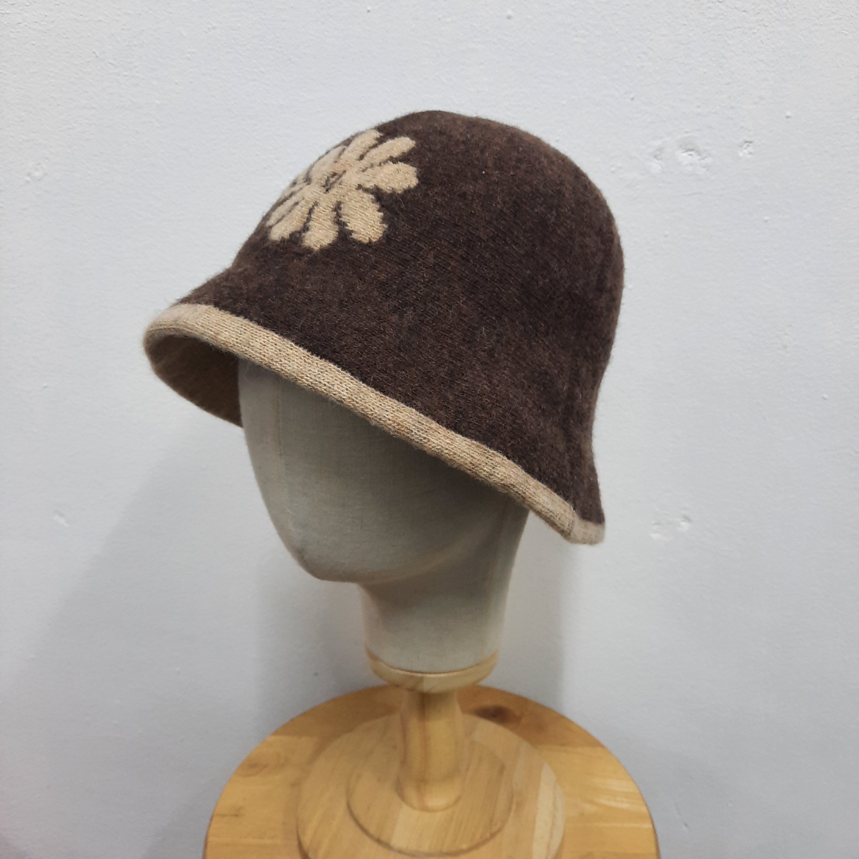 Hardy Amies 🪷 Vintage hardy amies london flower wool daisy hat Size ONE SIZE - 2 Thumbnail