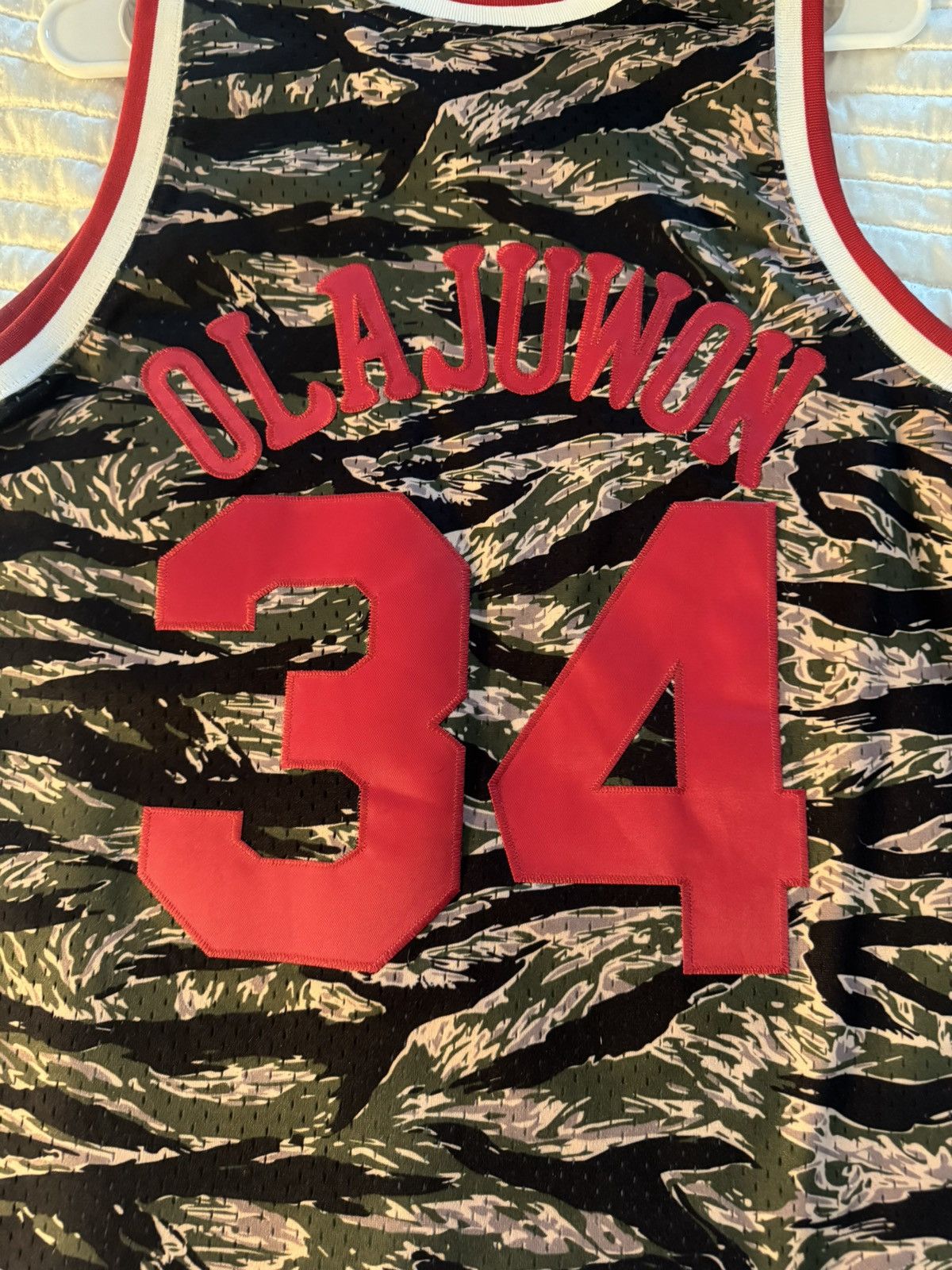 Mitchell & Ness Hakeem Olajuwon Camo 93-94 Mitchell & Ness sz L Size US L / EU 52-54 / 3 - 2 Thumbnail