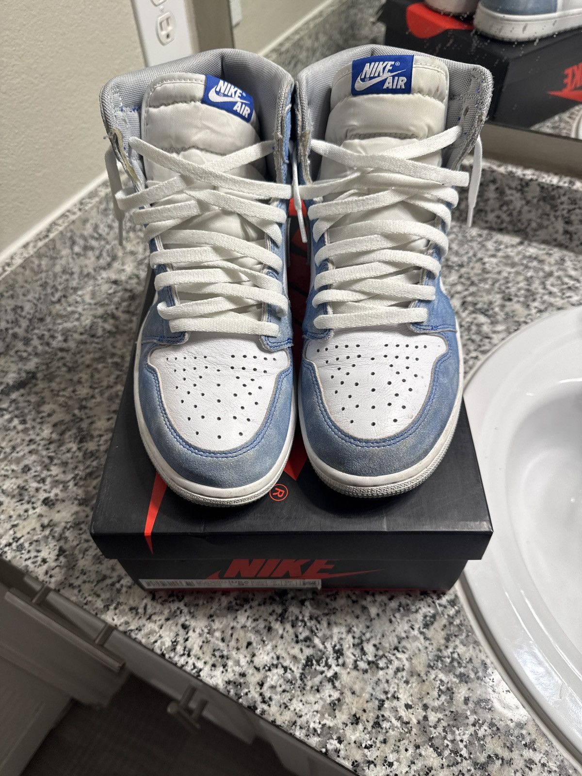 Nike Jordan 1 Hyper Royal Size US 9.5 / EU 42-43 - 2 Thumbnail