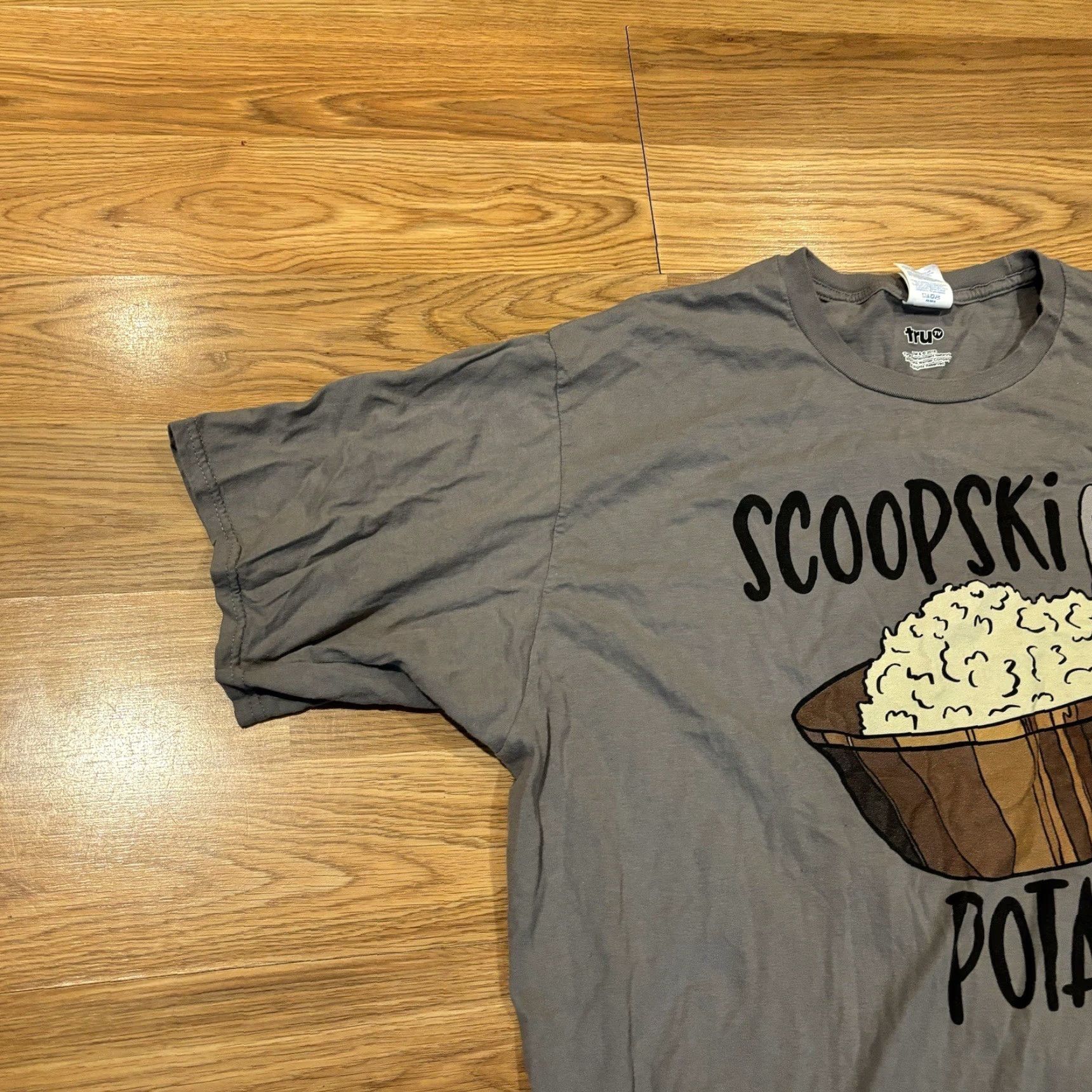 Gildan Tru Tv Impractical Jokers Scoopski Potatoes Comedy Tee Joe Sal Murr Q 2XL Gray Cotton T-Shirt Mens Size US XXL / EU 58 / 5 - 7 Thumbnail