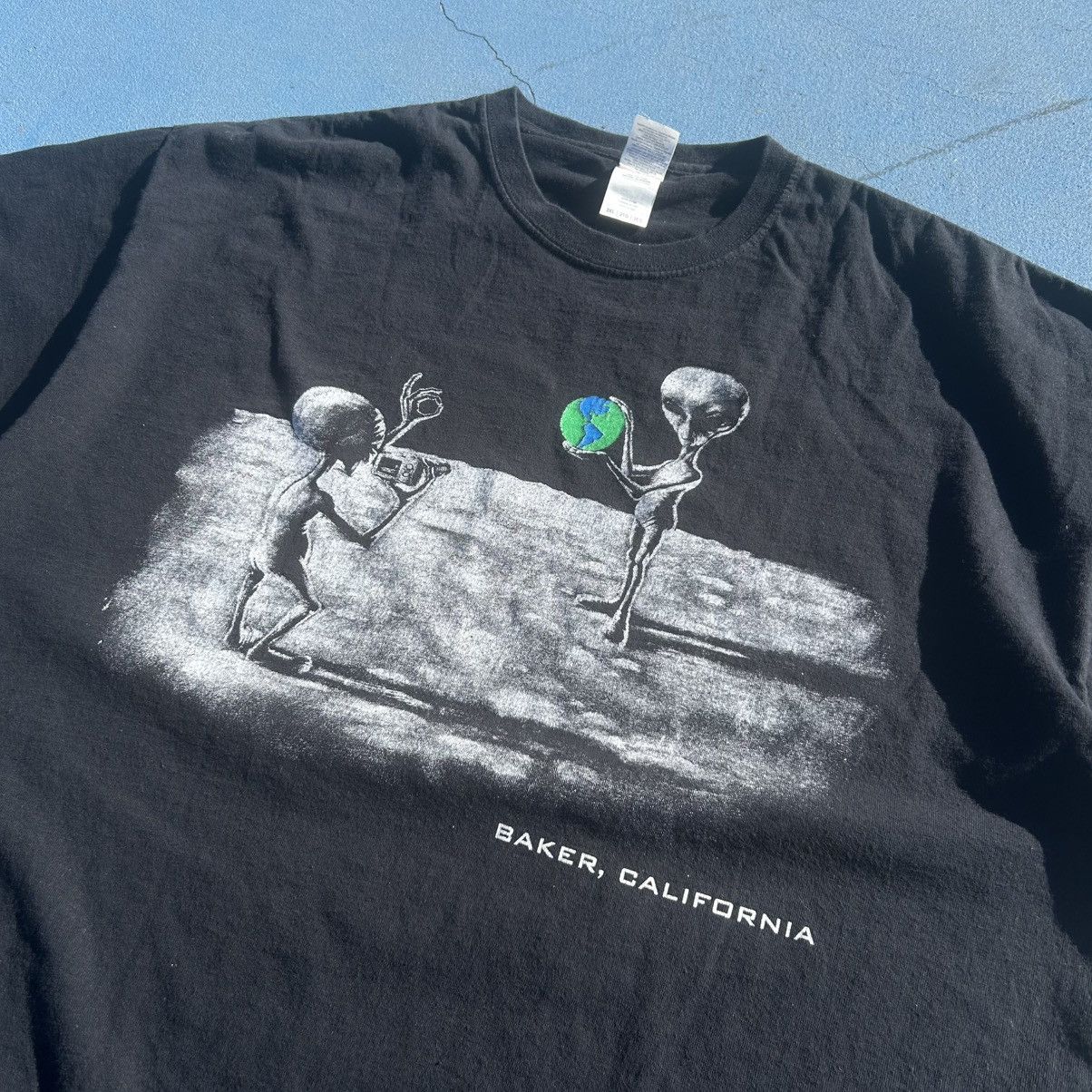 Other Black Baker California Aliens Holding Earth Tee Size US XXL / EU 58 / 5 - 3 Thumbnail