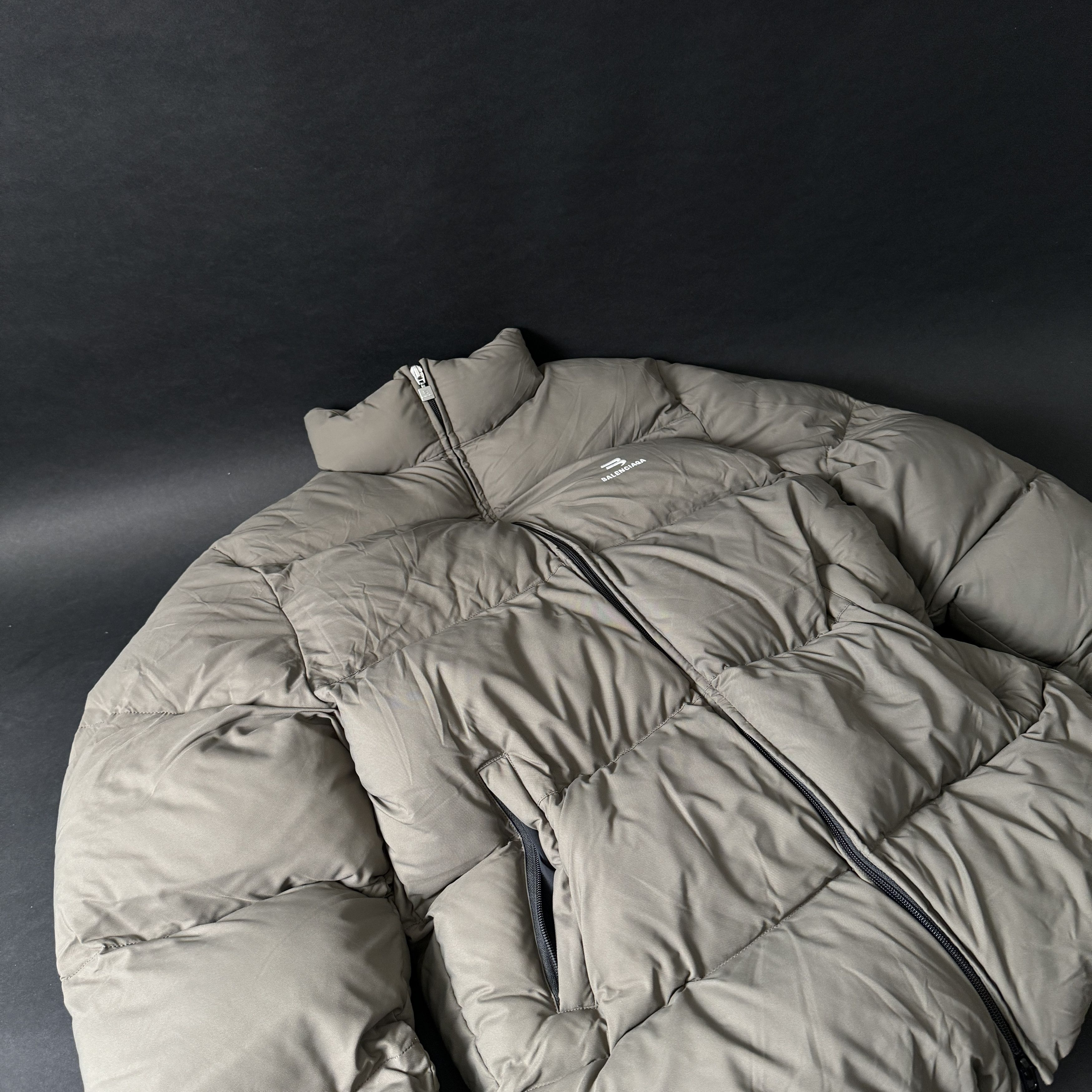Balenciaga Balenciaga Sporty B Logo Puffer Jacket - XS Fits Medium Size US XS / EU 42 / 0 - 16 Thumbnail