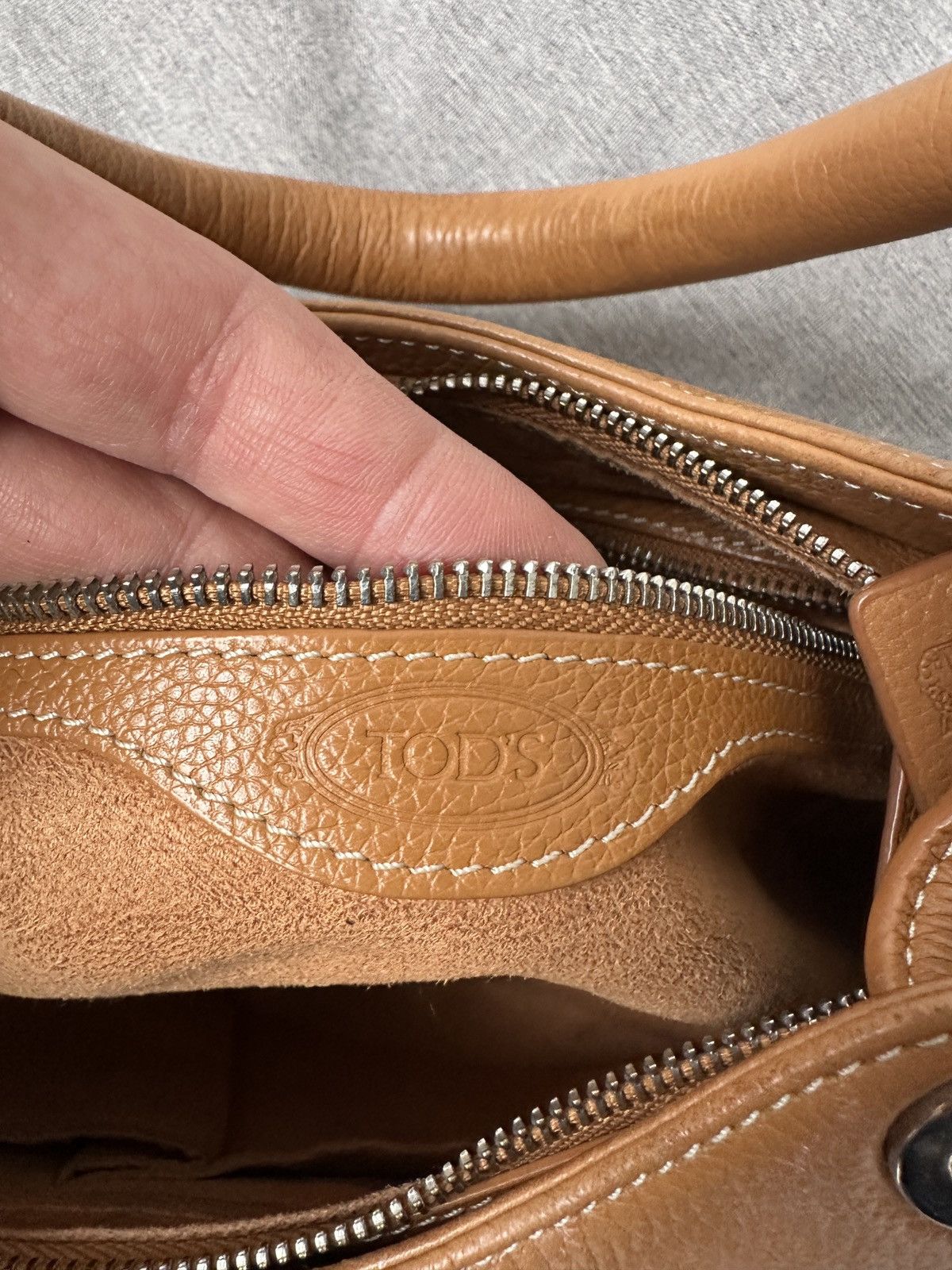 Tod's TOD’S Tan Leather Handbag Classic Designer Purse Size ONE SIZE - 8 Thumbnail