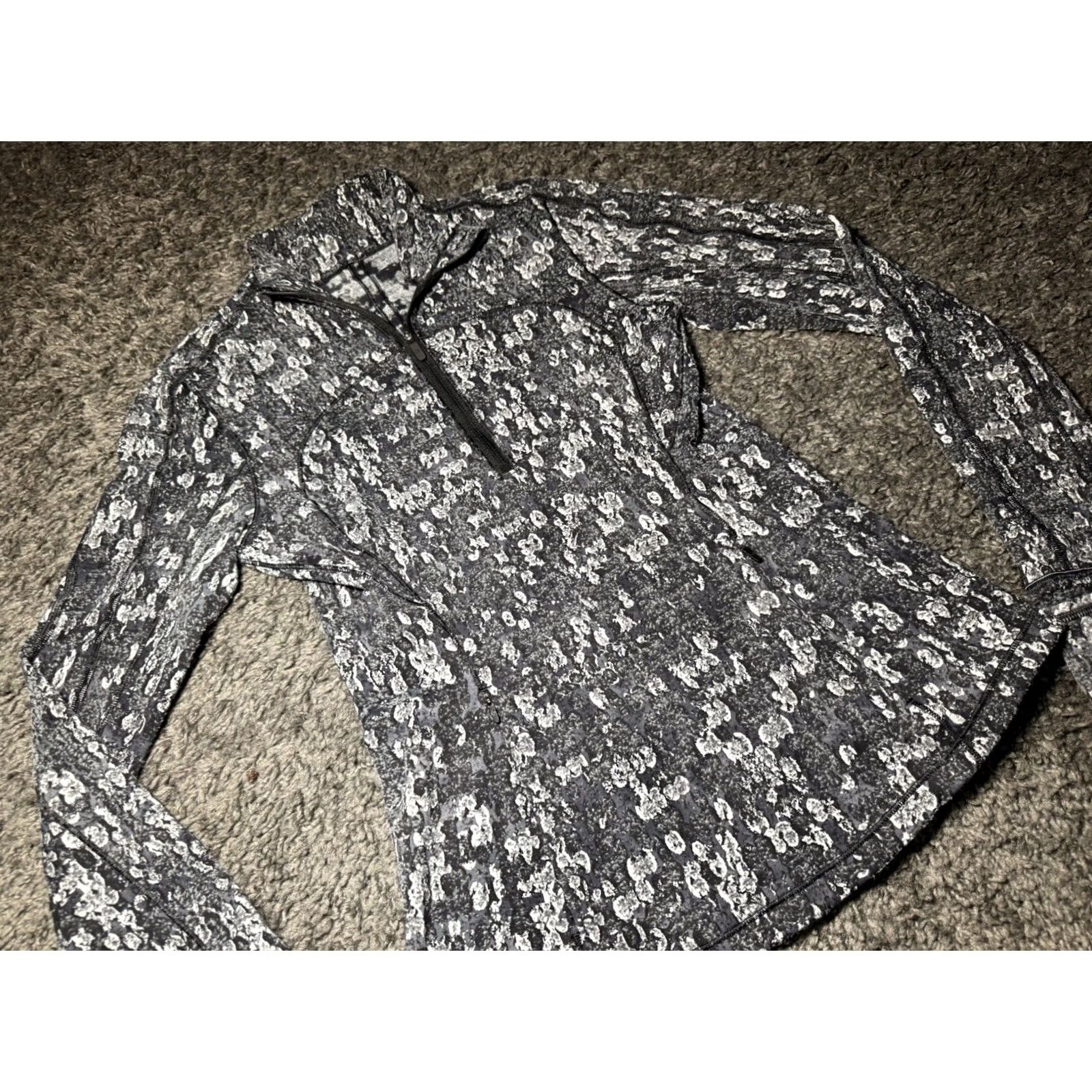 Lululemon Lululemon womens 1/2 zip Jacket size 4 Black White Gray Camo Snake Pattern Size ONE SIZE - 4 Thumbnail