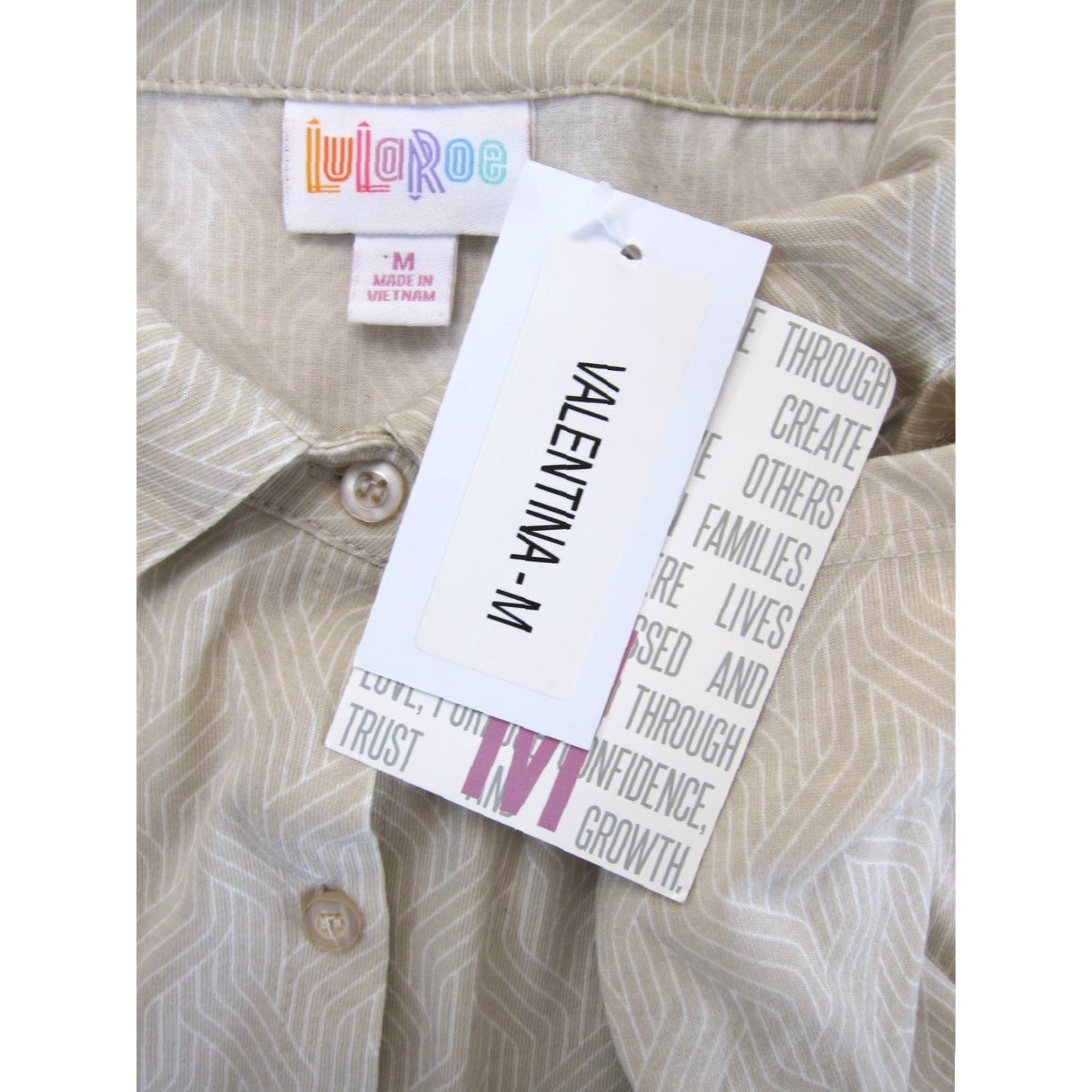 Vintage NWT LuLaRoe Valentina Jersey Ivory Geometric Long Sleeve Button Down Blouse M Size M / US 6-8 / IT 42-44 - 3 Thumbnail