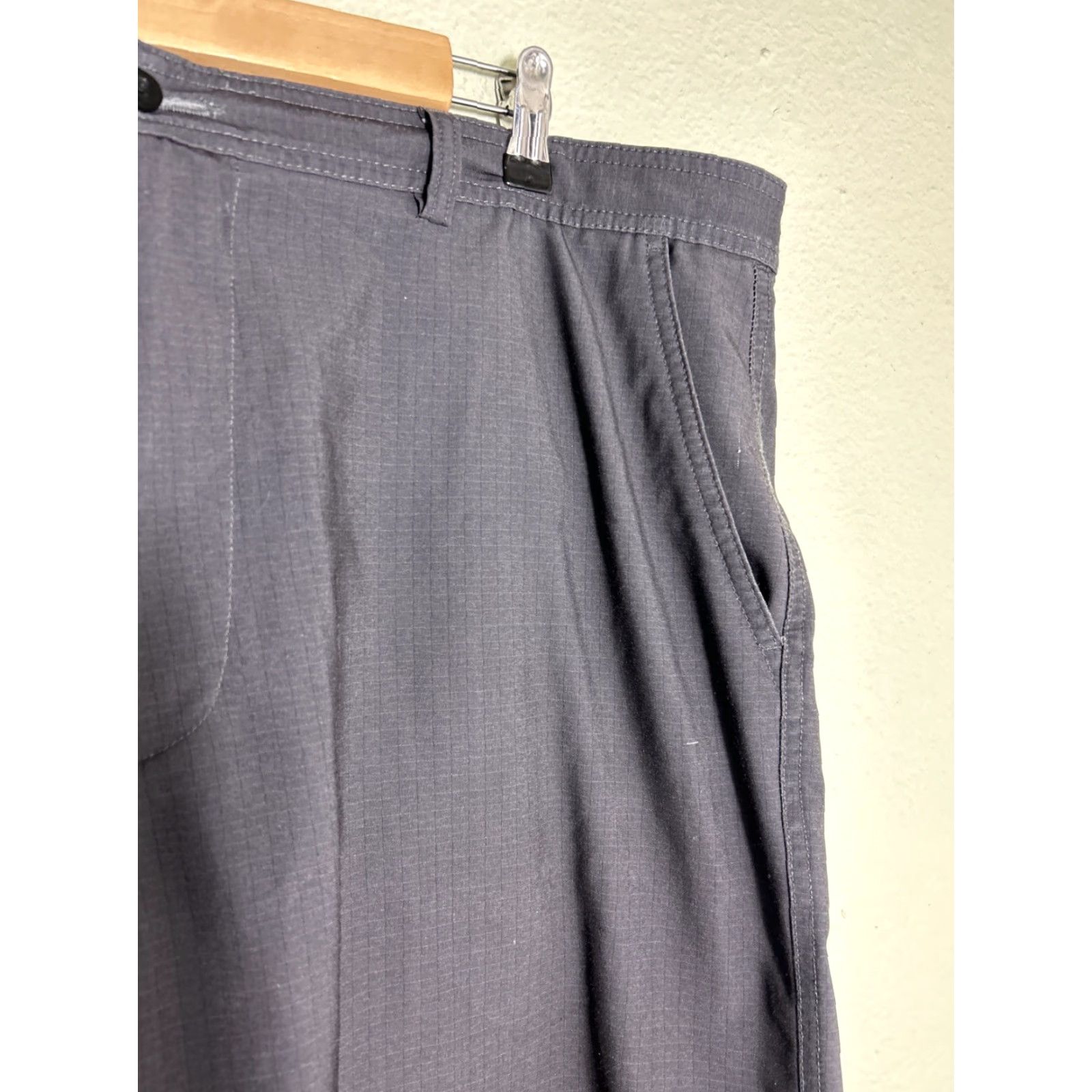 Vintage Bollé Tech Gray Flat Front Performance Shorts Men 40x10 Black/Gray Polyester Spandex Casual Golf Outdoor 10in Inseam Mens Size US 40 / EU 56 - 4 Thumbnail