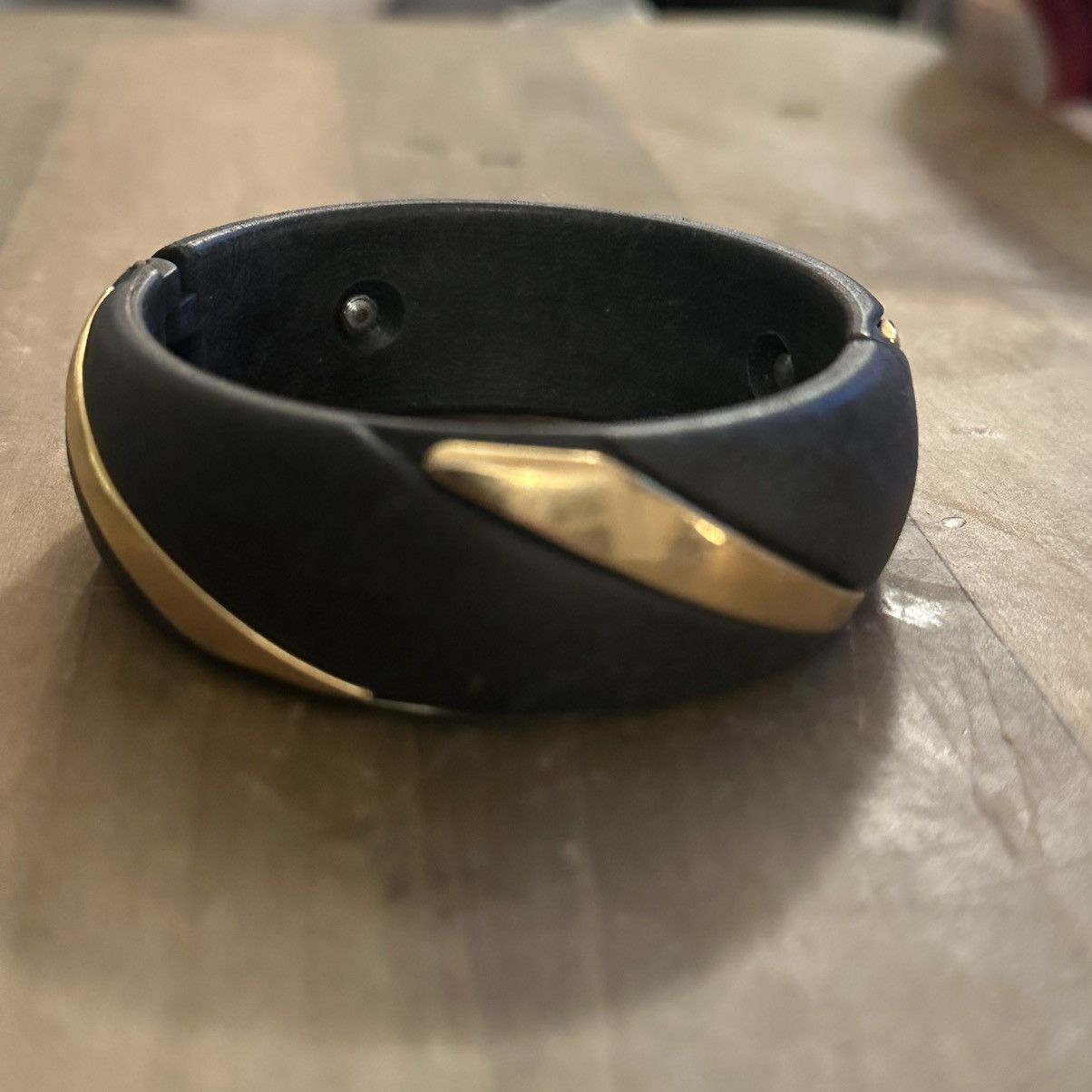 Vintage Vintage black & metallic gold lucite hinged bangle bracelet Size ONE SIZE - 4 Thumbnail