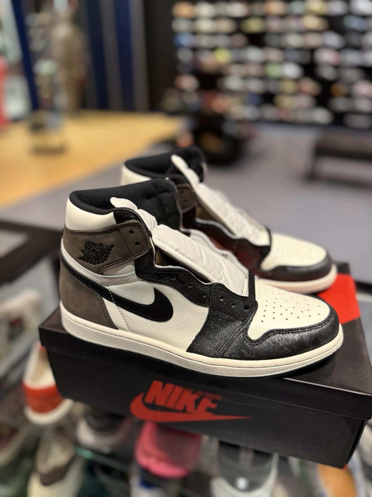 Jordan Brand Size 10.5 - Jordan 1 Retro OG High Dark Mocha (555088 105) Size US 10.5 / EU 43-44 - 4 Thumbnail