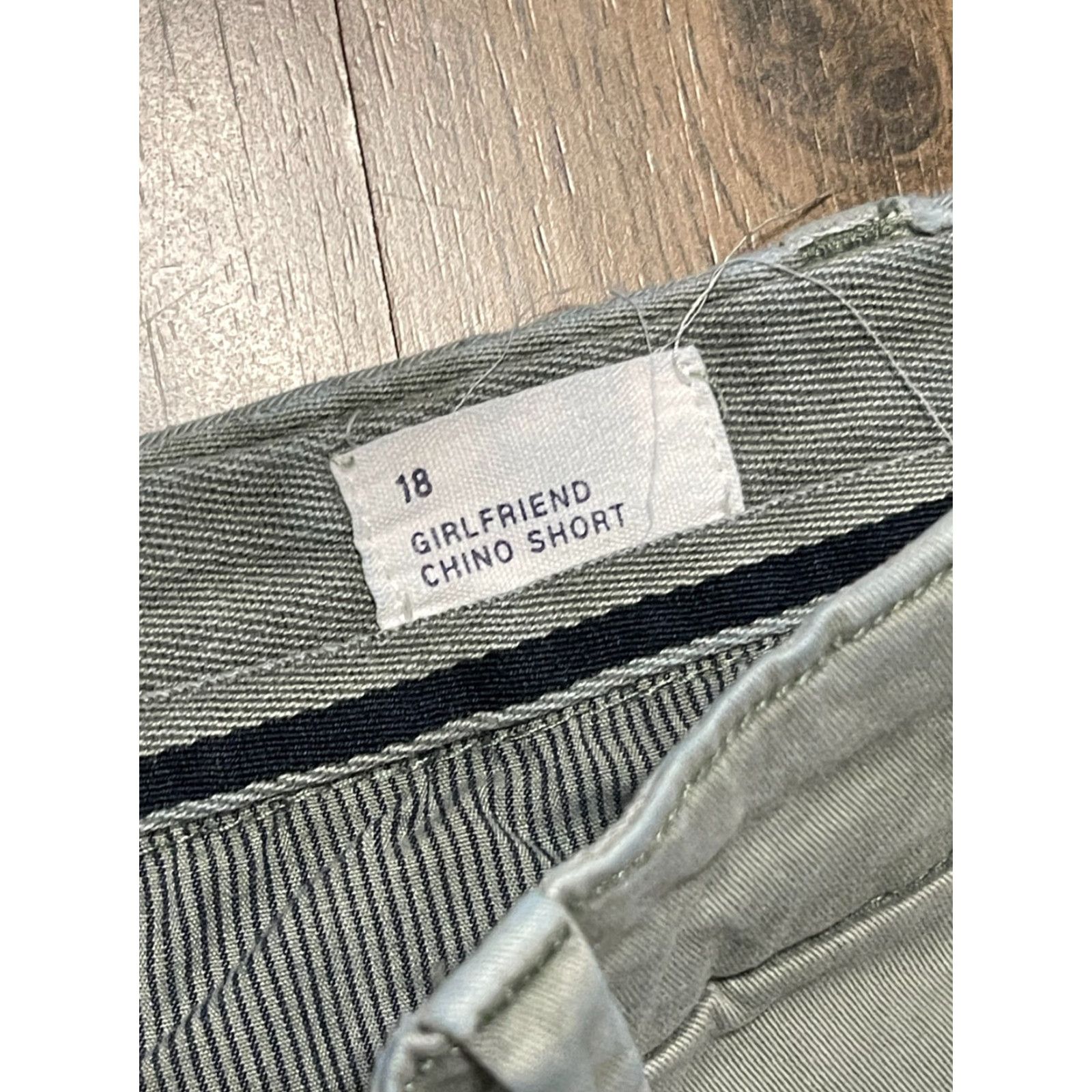 Gap GAP Shorts Women’s 18 Green Girlfriend Chino Short Pockets Casual Vintage? No — Use original words only. Size 40" / US 18 - 6 Thumbnail