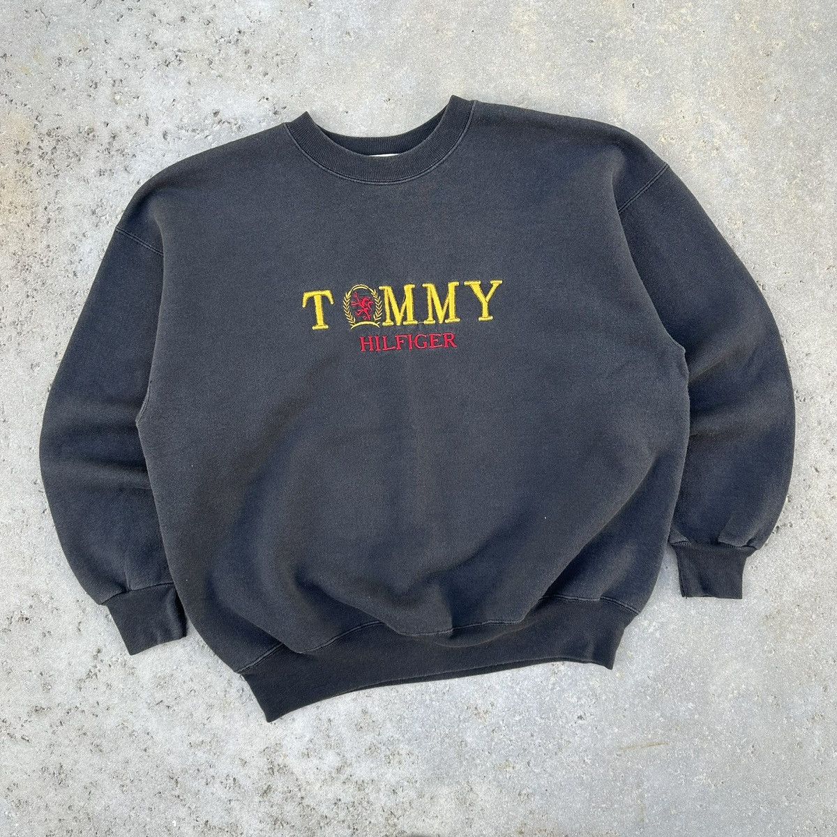 Tommy Hilfiger VTG 90’s Tommy Hilfiger Faded Graphic Logo Sweater Size US XL / EU 56 / 4 - 1 Thumbnail