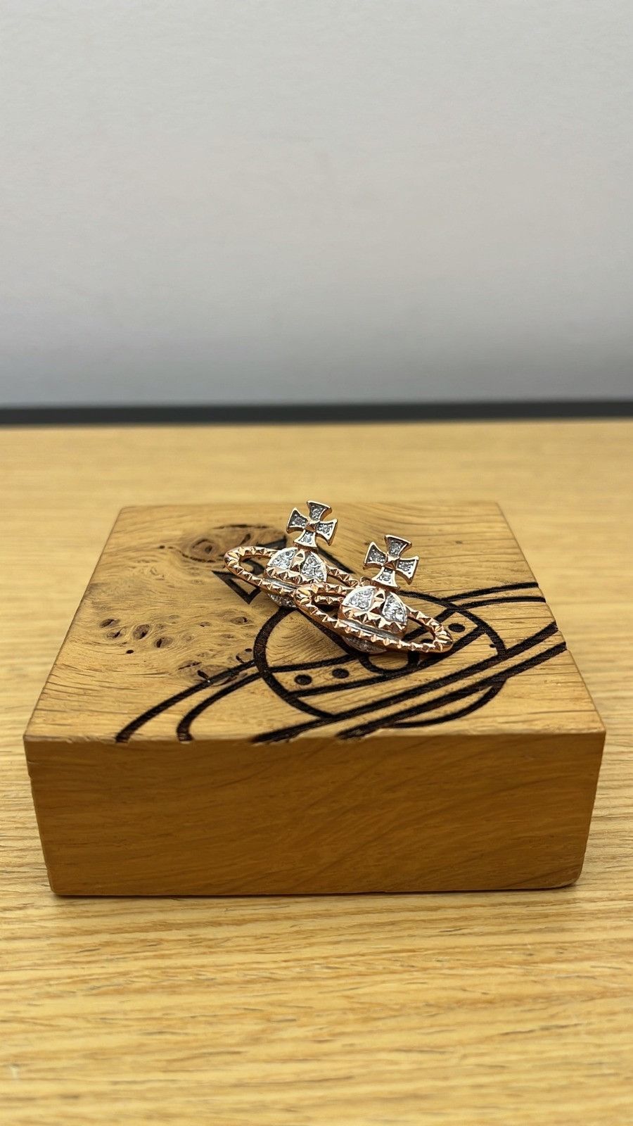 Vivienne Westwood o1f1d3z1025 Size: OS/Mayfair Bas Relief Earrings Gold/Pink Size ONE SIZE - 1 Preview
