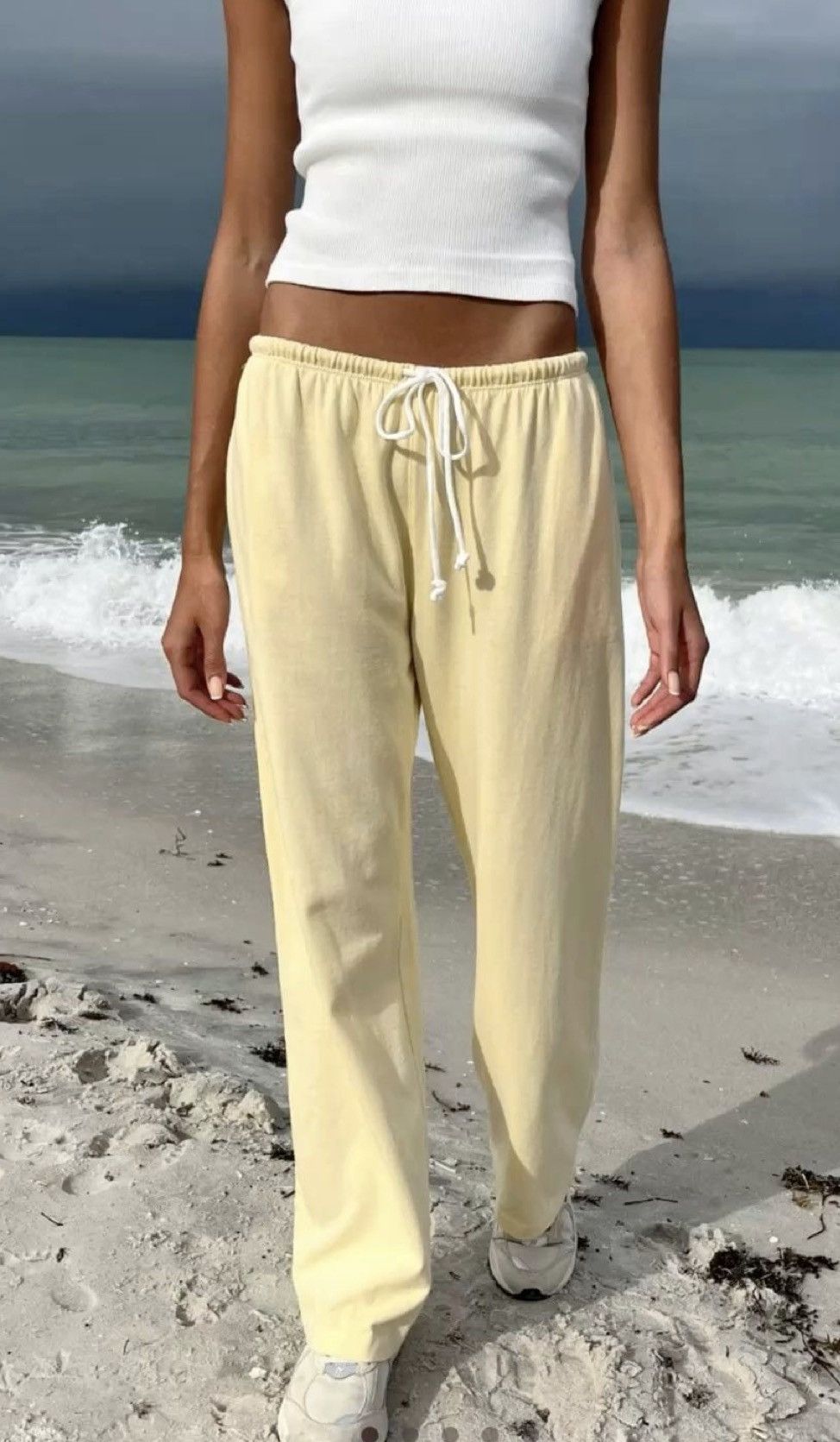 Brandy Melville Anastasia Brandy Melville Butter Yellow Sweats Size 26" / US 2 / IT 38 - 4 Thumbnail