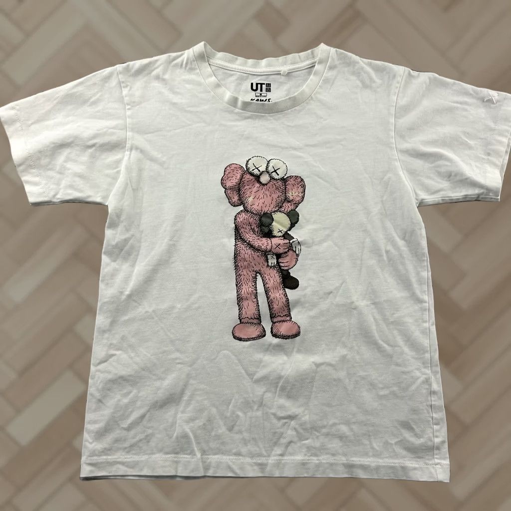 Uniqlo Uniqlo Kaws Short Sleeve T Shirt Women M White Size M / US 6-8 / IT 42-44 - 1 Thumbnail