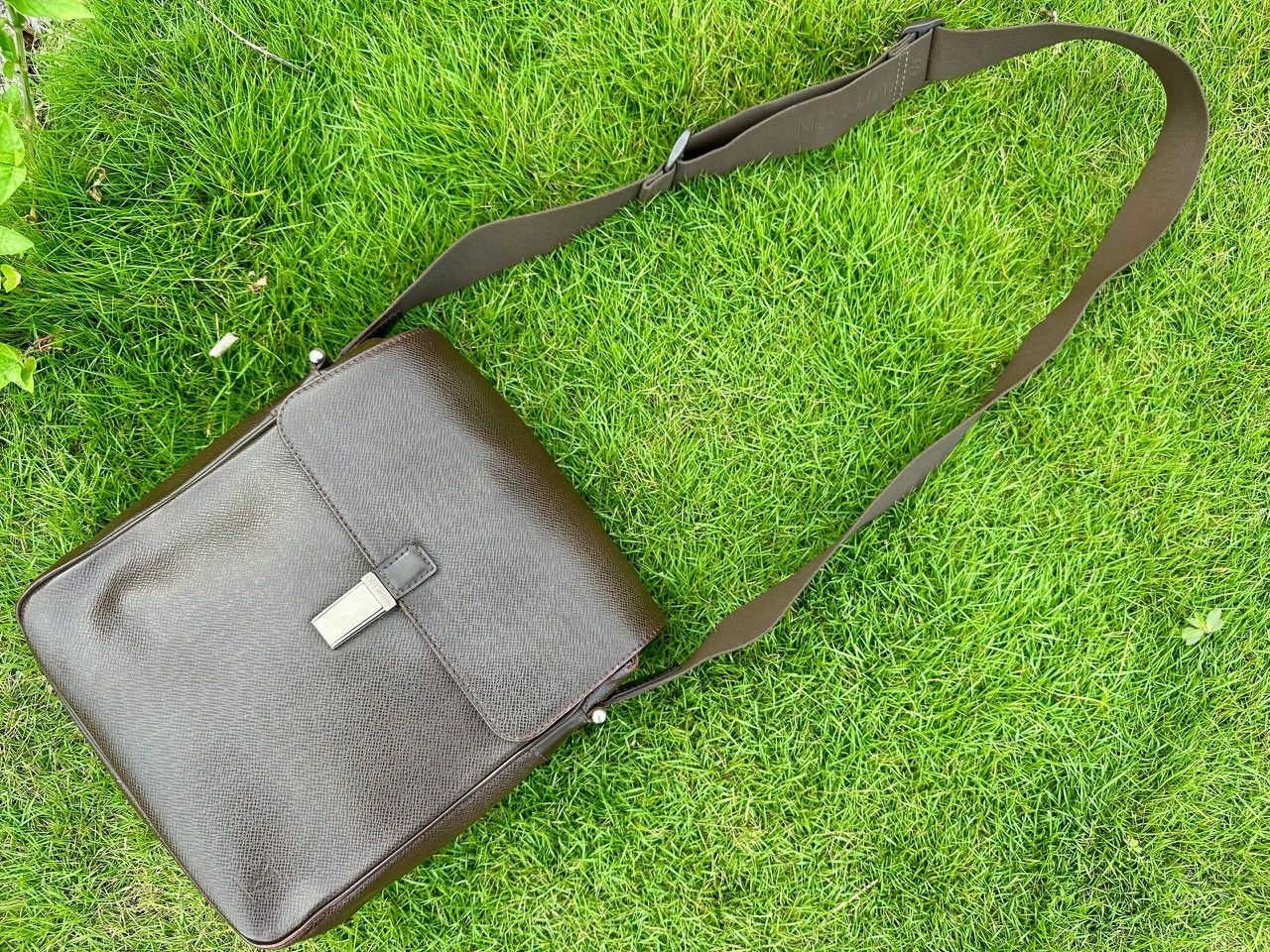 Louis Vuitton Authentic Louis Vuitton Grizzli Taiga Yaranga Porte Appareil Size ONE SIZE - 15 Thumbnail