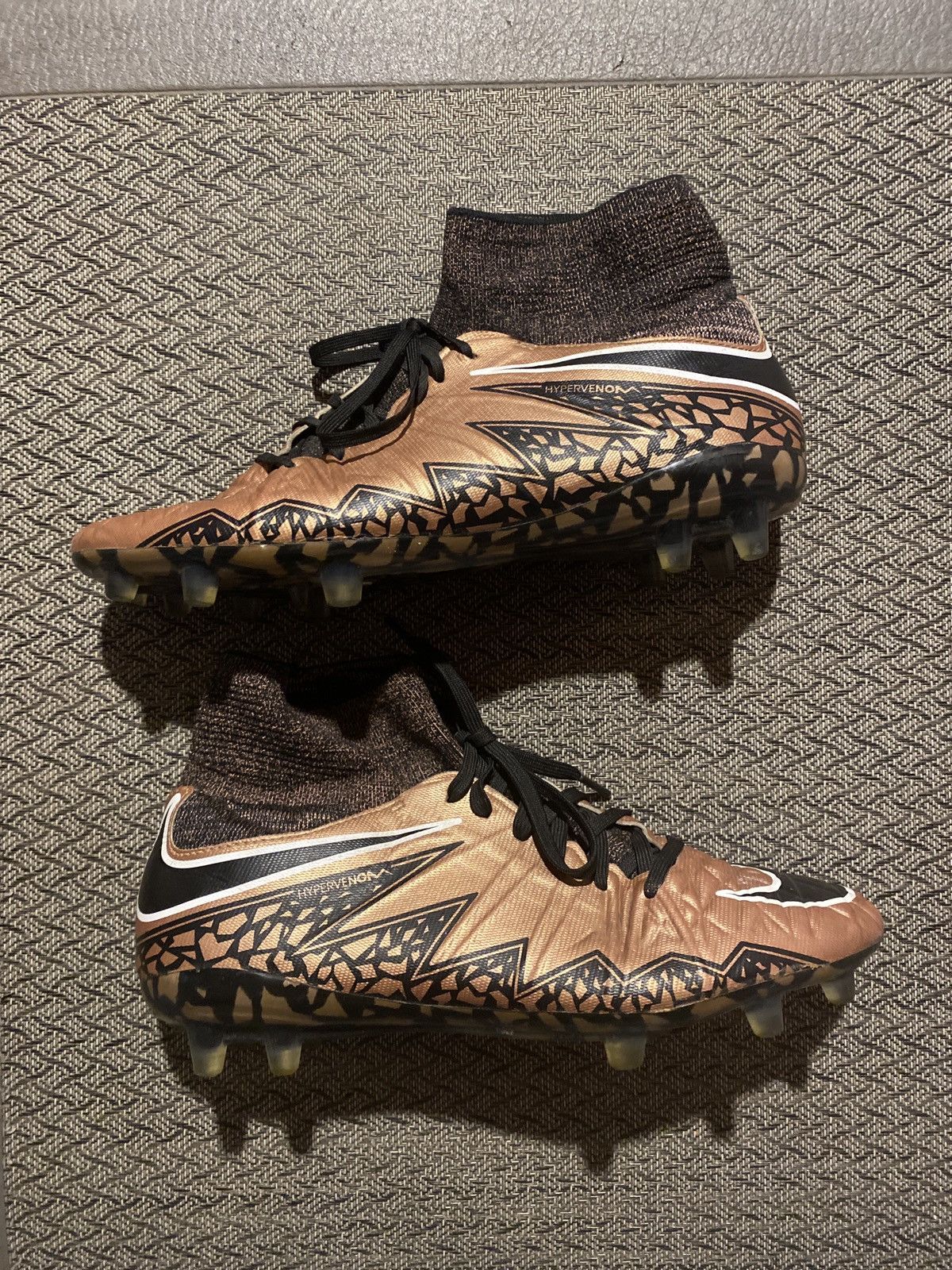 Nike SZ. 6YOUTH. NIKE HYPERVENOM SOCCER /field cleats 9/10 Size US 6 / EU 39 - 4 Thumbnail
