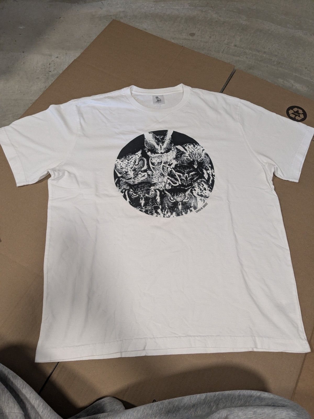 October's Very Own OVO OWL FLOCK T-SHIRT WHITE Men size large Worn once 2022 Size US L / EU 52-54 / 3 - 1 Thumbnail