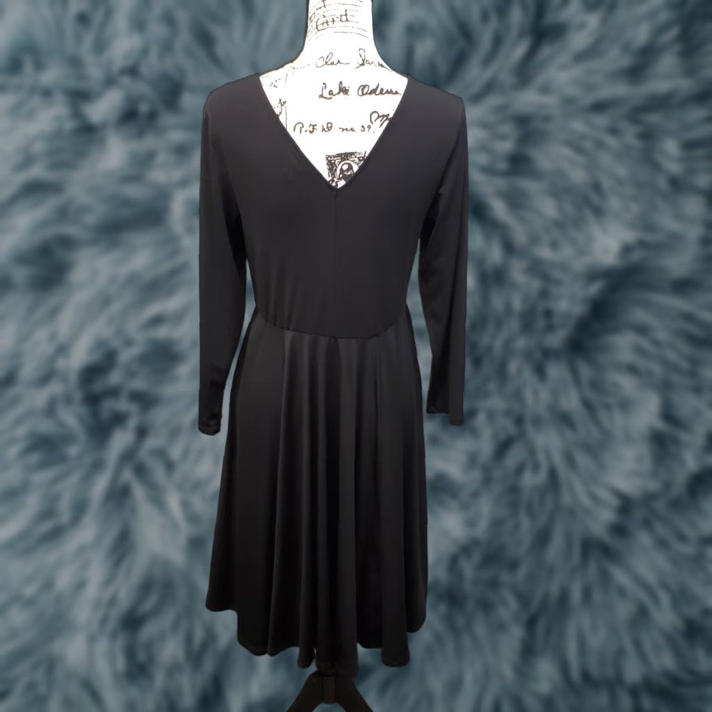 Torrid Torrid Silky Dress Women 00 Black Empire Waist Pleated V-Neck Knee Length Dress Size L / US 10 / IT 46 - 1 Thumbnail